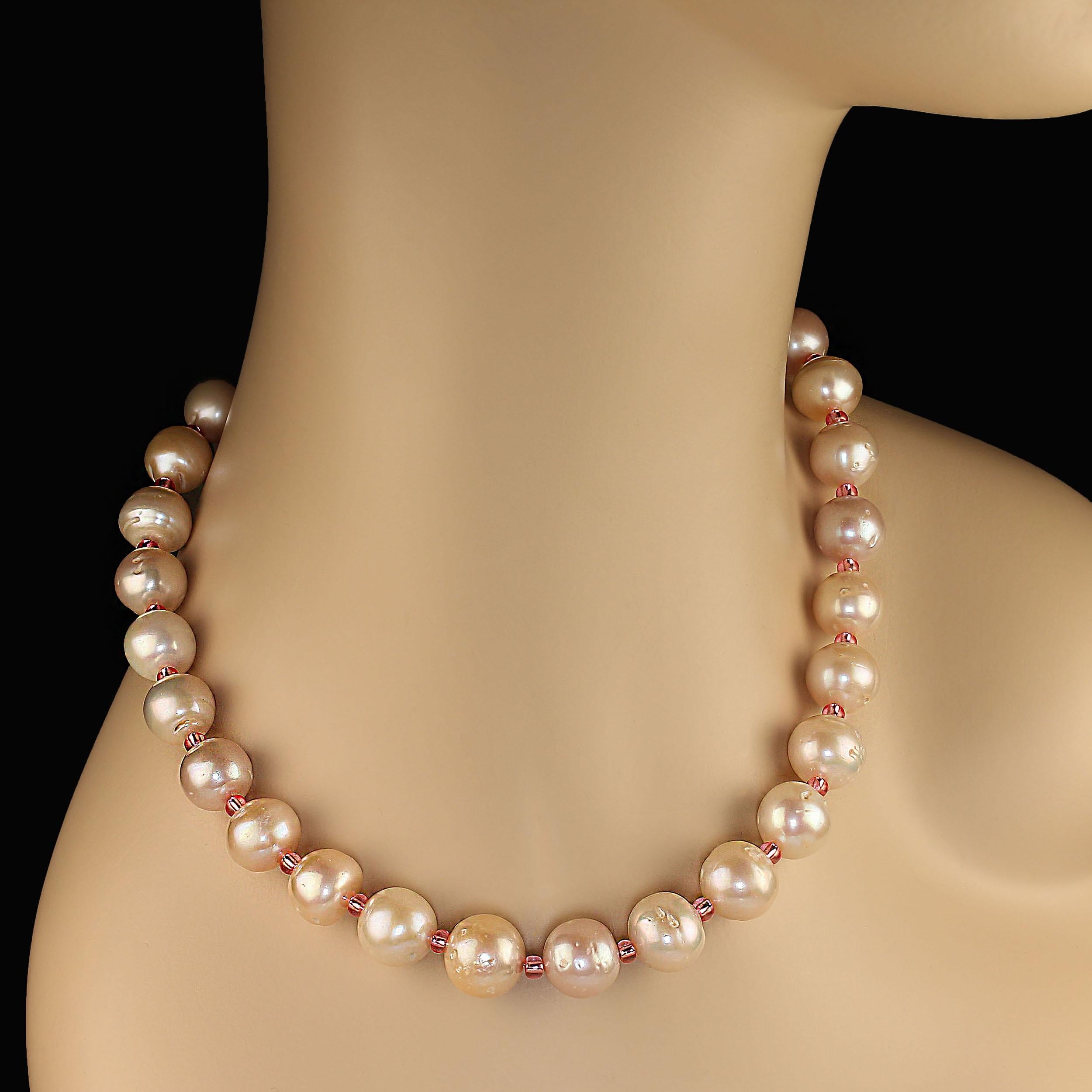 AJD Perle eleganti con accenti rosa caldo da 17 pollici in vendita 2