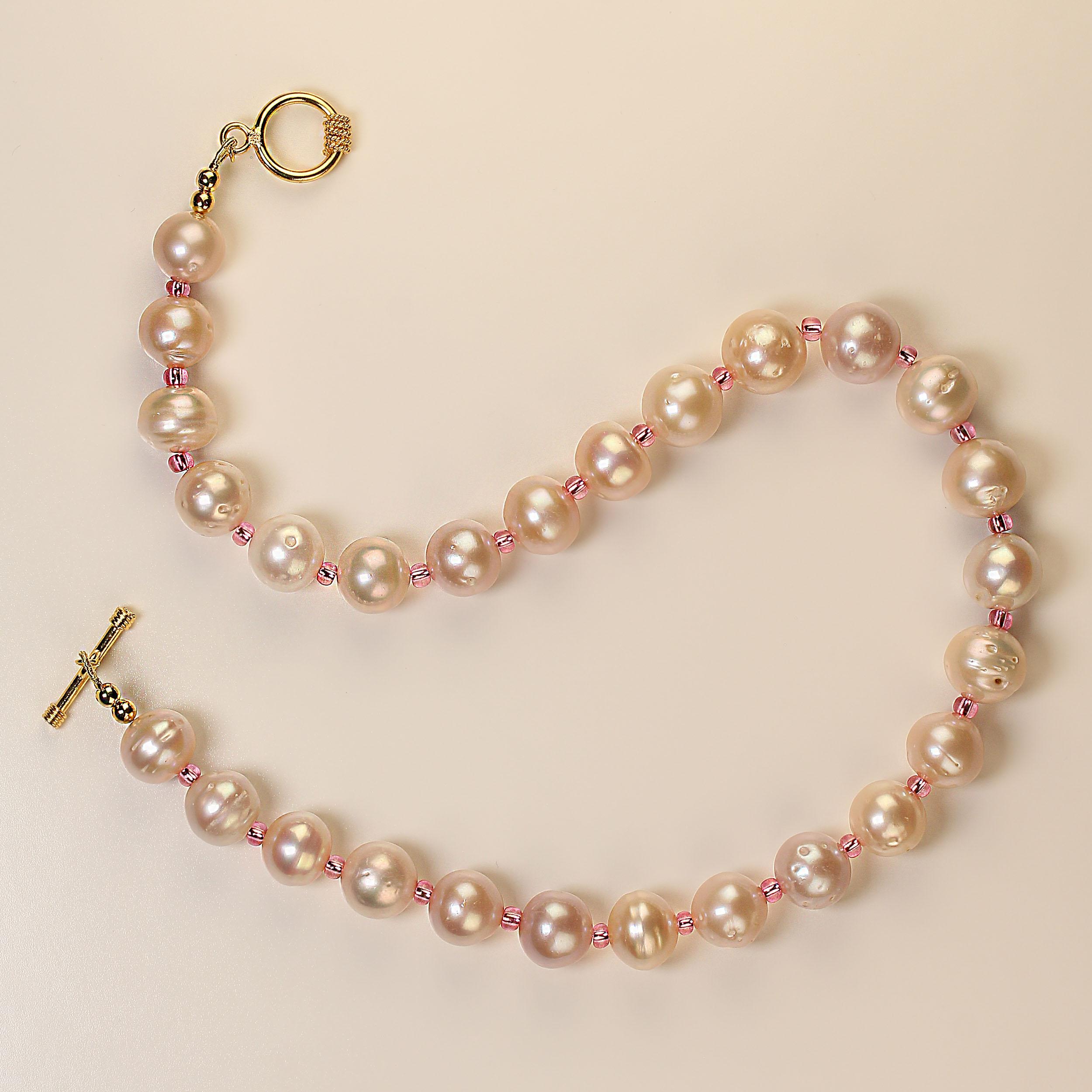 AJD Perle eleganti con accenti rosa caldo da 17 pollici in vendita 3