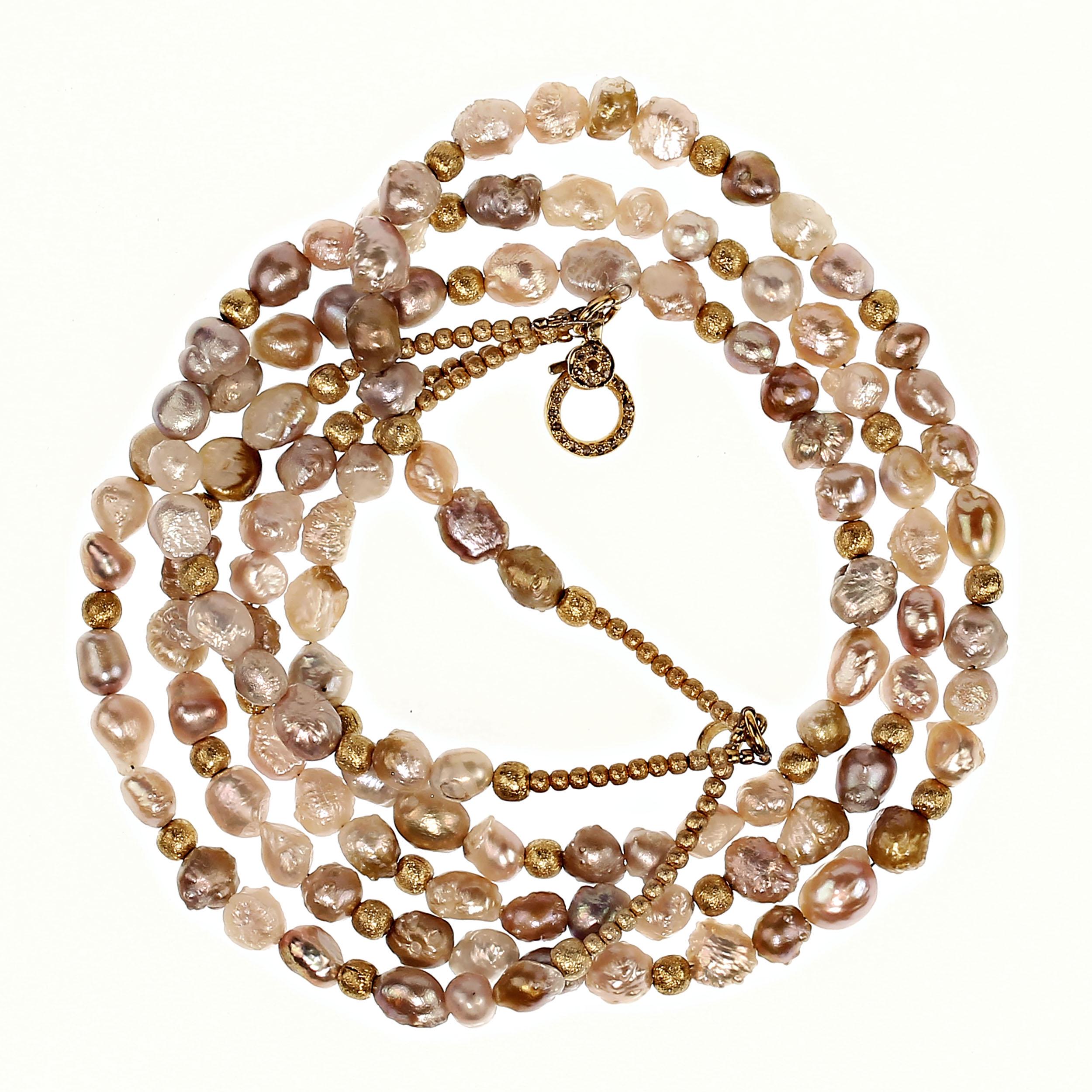 AJD Collier ras du cou à trois brins en perles en forme de bouton de rose  Pierre de naissance de juin aux accents dorés en vente