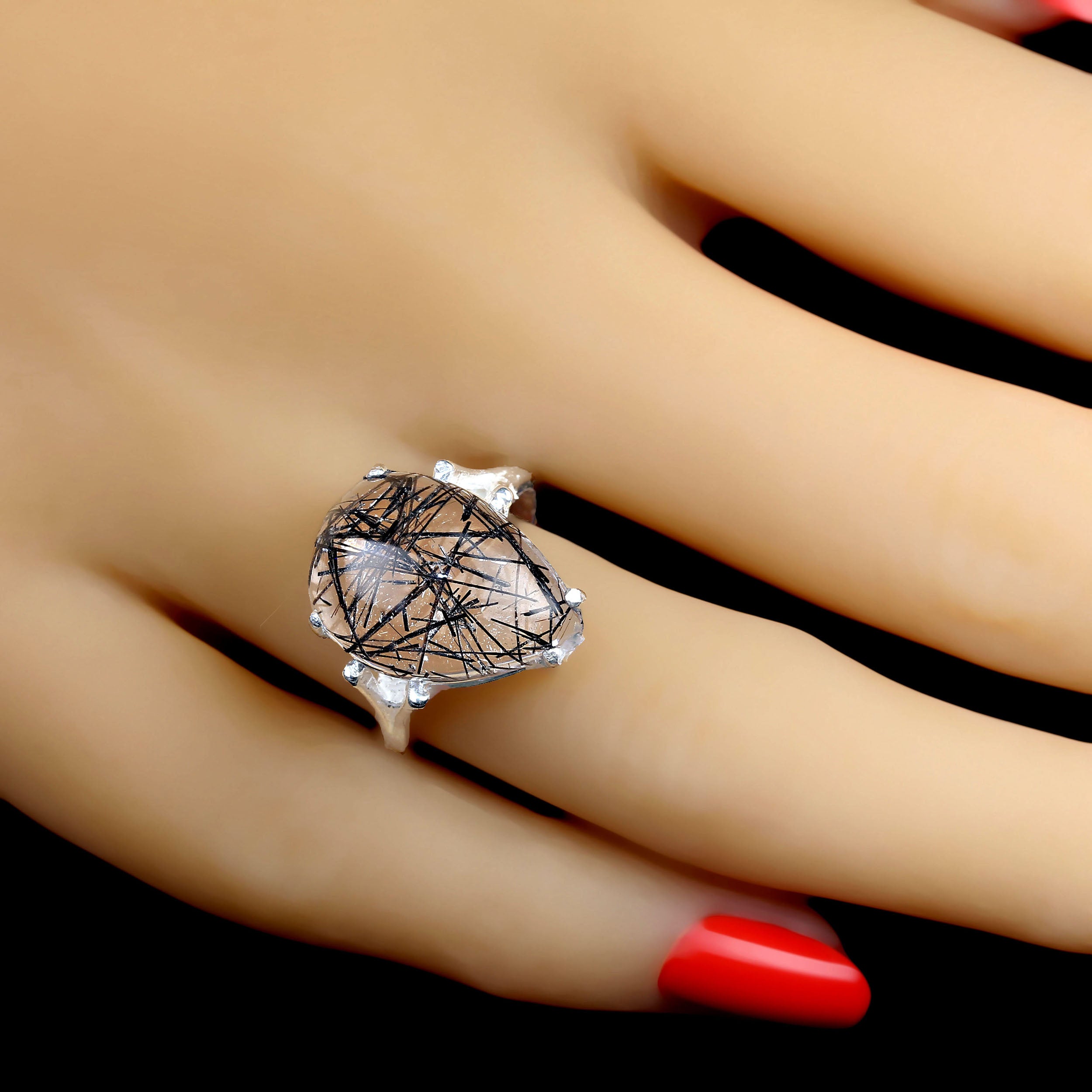 Exquisito Anillo de Plata de Ley de Cuarzo Turmalinado en Forma de Pera - 7,96ct

Descubre la belleza única de este anillo de Cuarzo Turmalinado en forma de cabujón de pera engastado en elegante plata de ley. Esta impresionante gema de 7,96 quilates