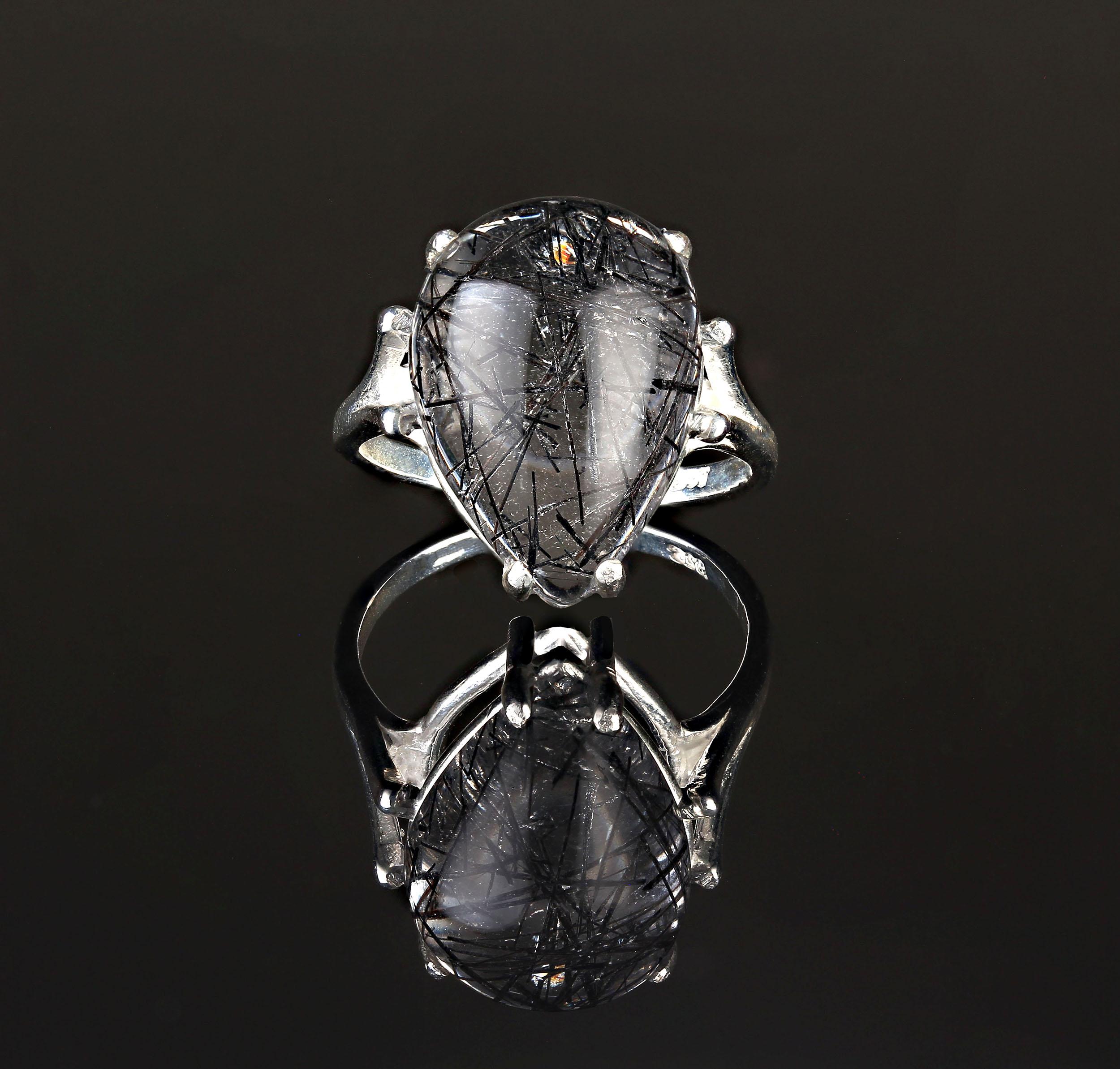 Birnenförmiger Cabochon aus Turmalinquarz in einem Ring aus Sterlingsilber. Turmalinquarz sieht aus wie kleine schwarze Stäbchen in klarem Quarz.  Dieser Edelstein von 7,96ct ist 17 x 12 MM groß.  Es stammt von einem unserer Lieblingsverkäufer in