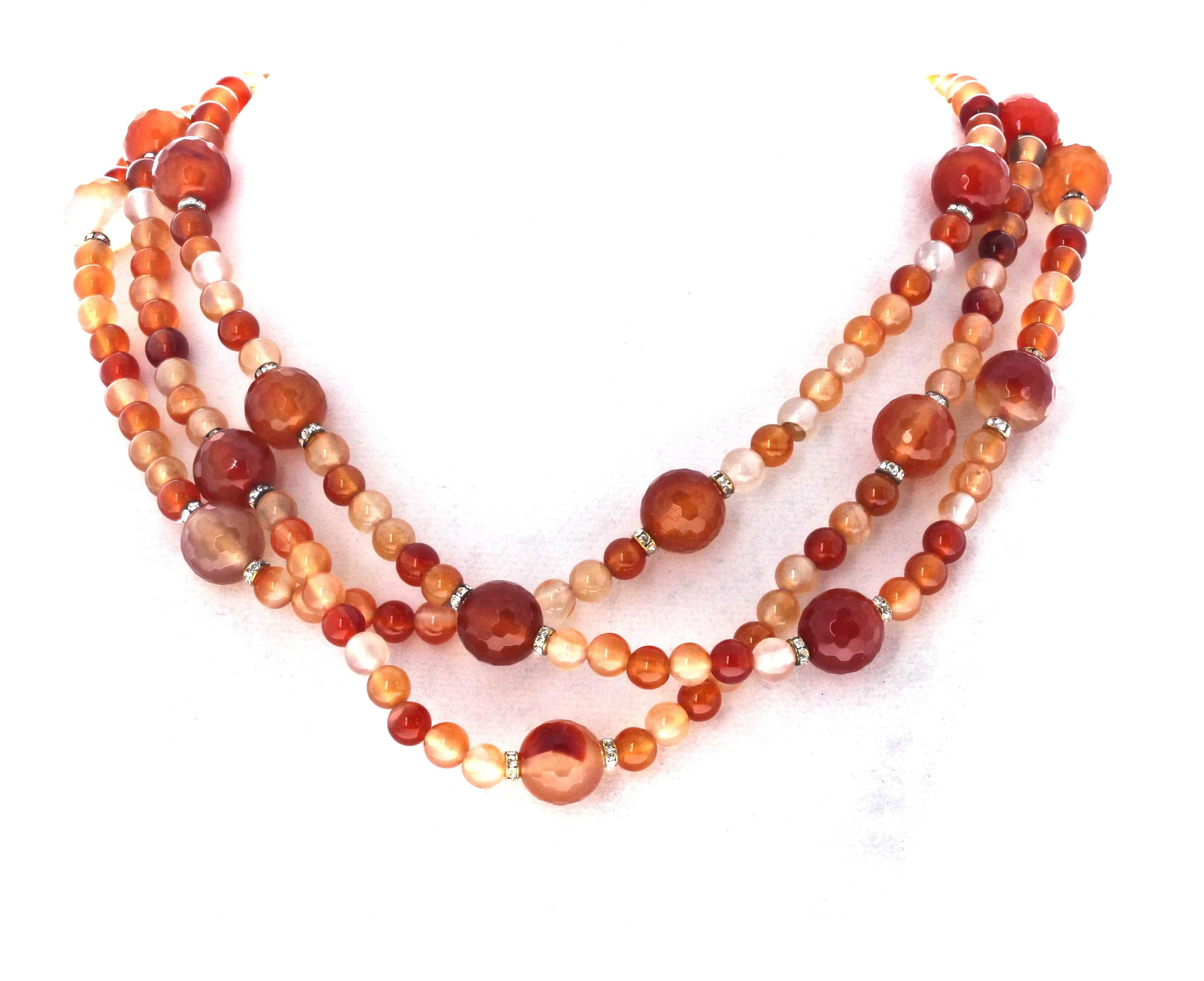 Tutti questi Citrini scintillano e brillano meravigliosamente su questa collana a tre fili lunga 17 1/2 pollici.  I Bigli più grandi e rotondi misurano circa 12 mm.  Le Citrine più piccole misurano circa 6 mm.  La chiusura è un fermaglio placcato