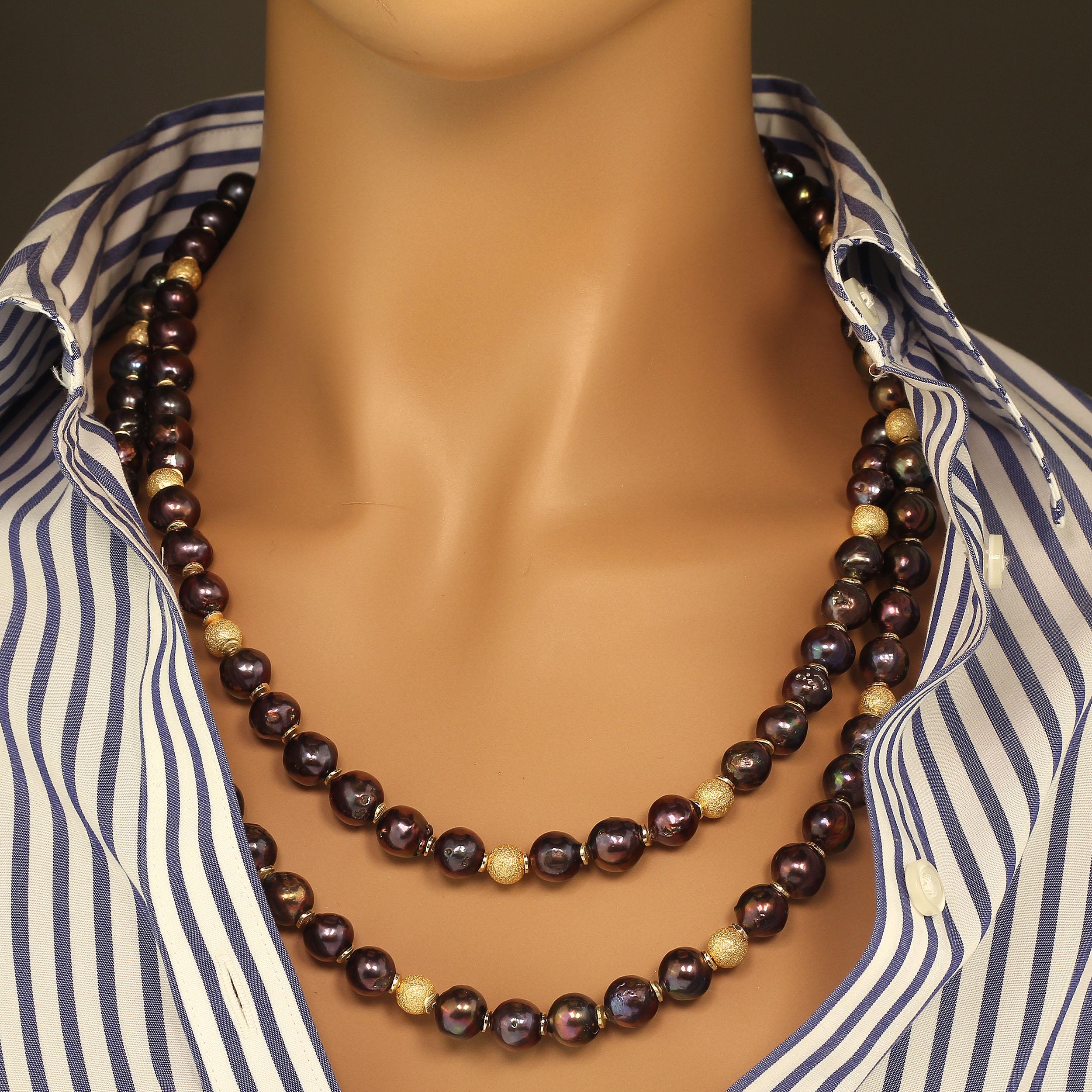 Elegante zweisträngige, 23 & 25 Zoll lange Halskette aus mauvefarbenen, irisierenden Perlen mit mattierten, goldfarbenen Akzenten.  Diese schönen Perlen haben sowohl orangefarbene als auch rosa Reflexe.  Sie sind 10 MM und einige haben