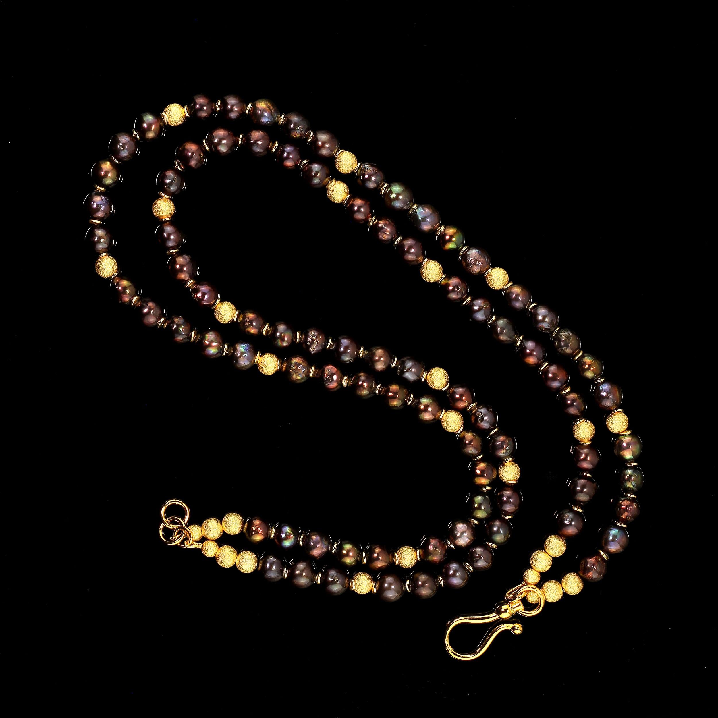 Zweistrangige schillernde Mauve-Perlenkette von AJD mit goldenen Akzenten für Damen oder Herren im Angebot