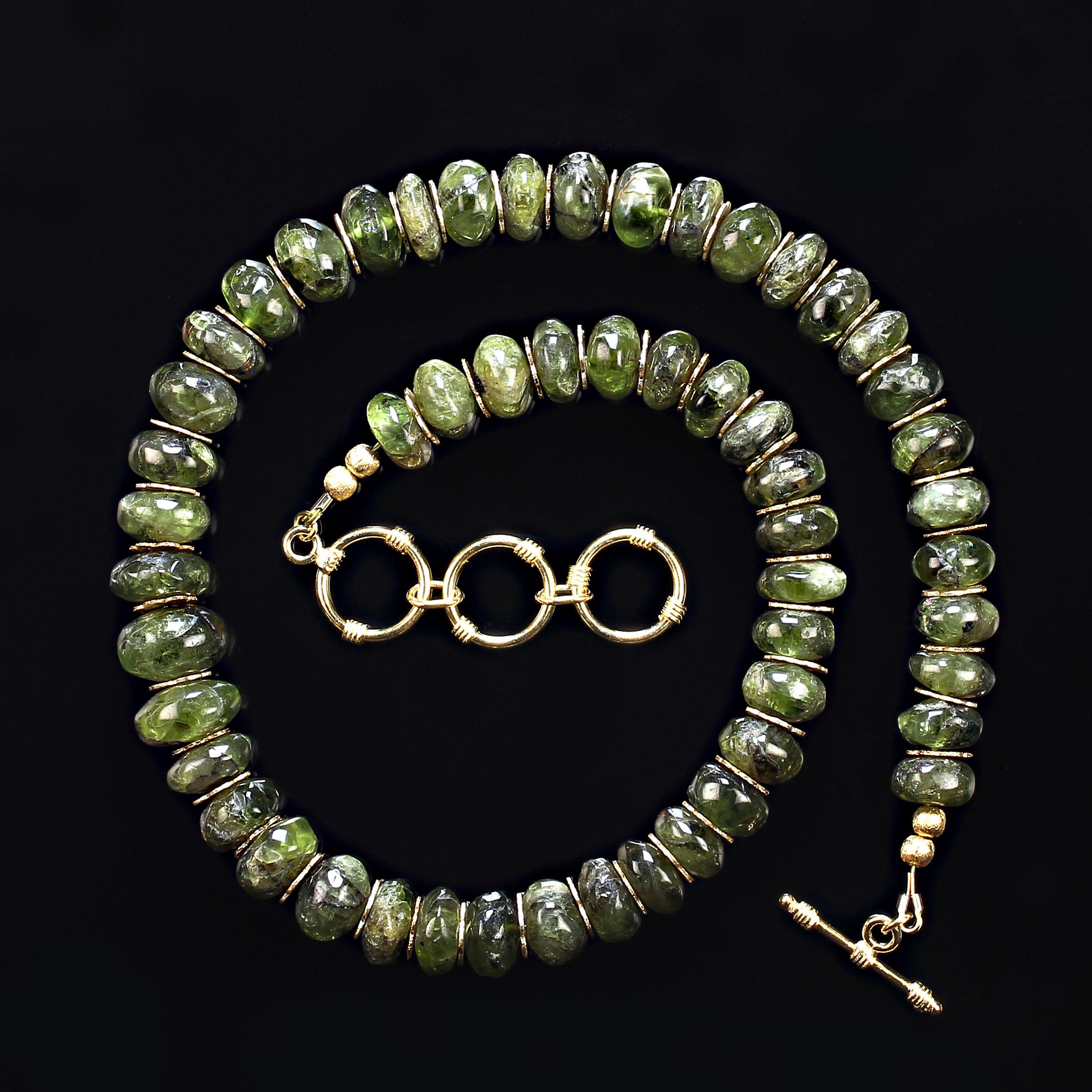 AJD Unique 19 In Graduated Green Garnet Necklace con accenti dorati  Un grande regalo! in vendita 1