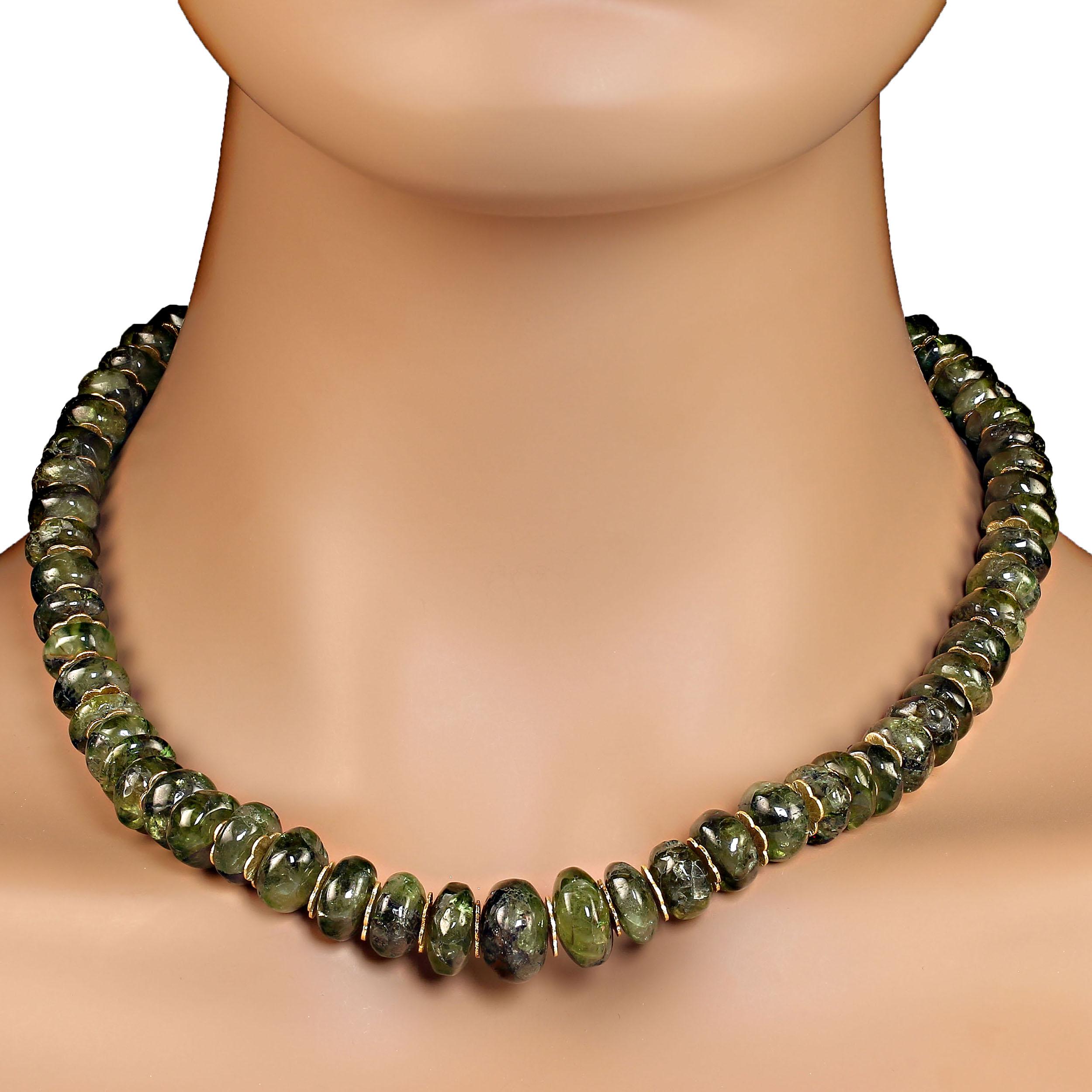 AJD Unique 19 In Graduated Green Garnet Necklace con accenti dorati  Un grande regalo! in vendita 2