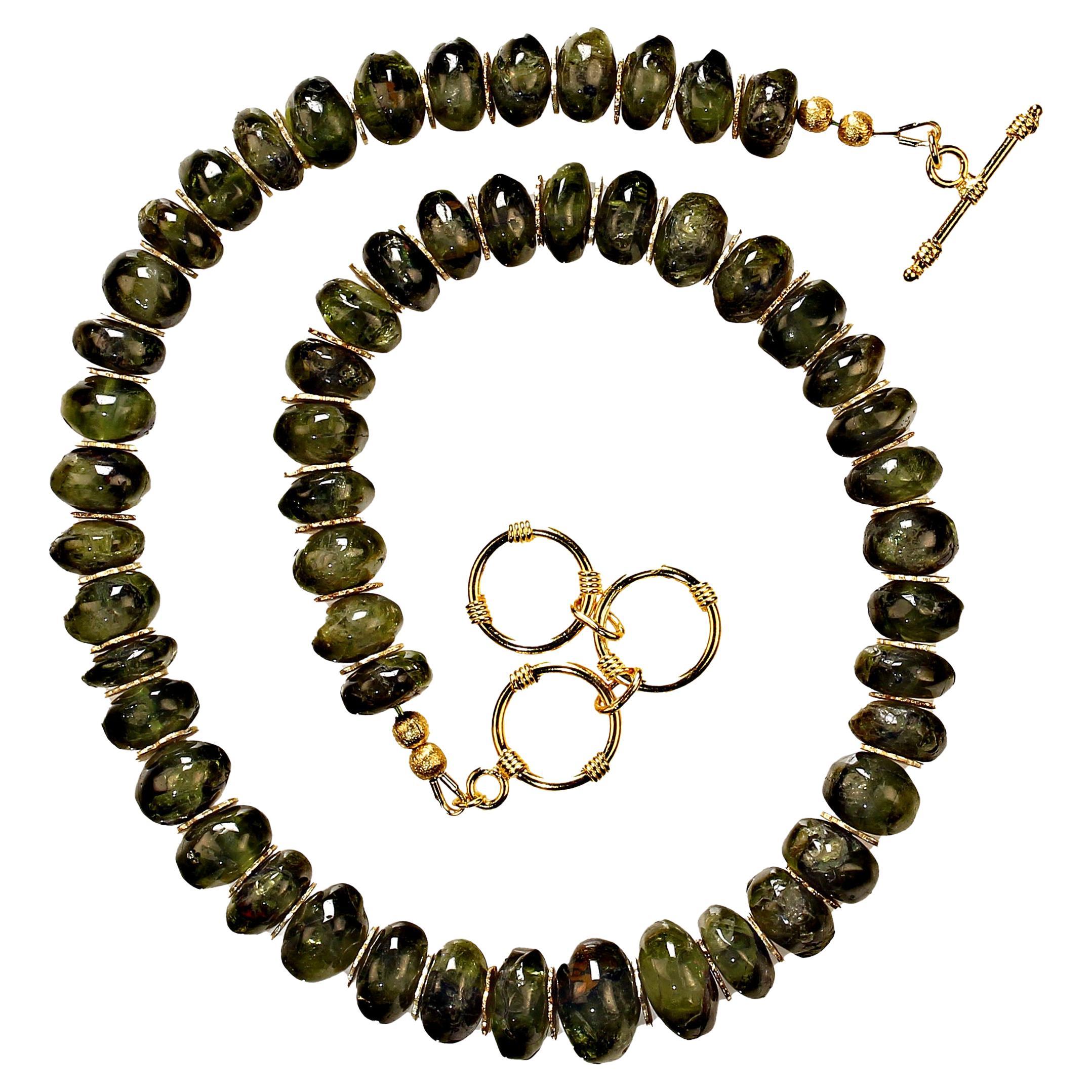 Collier unique de grenats verts en rondelles graduées hautement polies.  Ce collier de 19 pouces présente des marguerites dorées qui rehaussent le ton du grenat vert naturel.  Le fermoir à bascule en plaqué or à trois boucles crée quelques