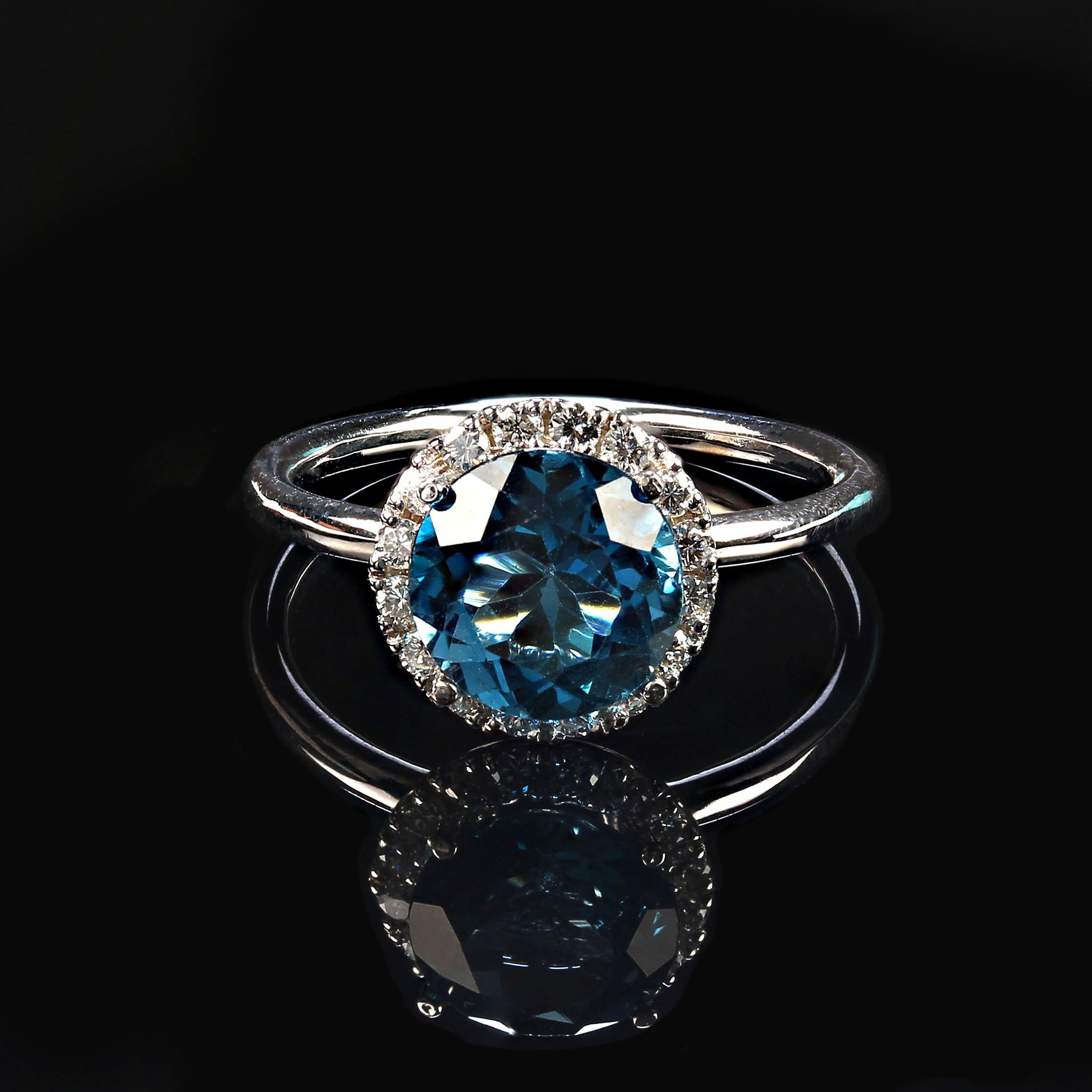 AJD Anello unico e delizioso con topazio blu e diamanti in oro bianco 14K in vendita 1