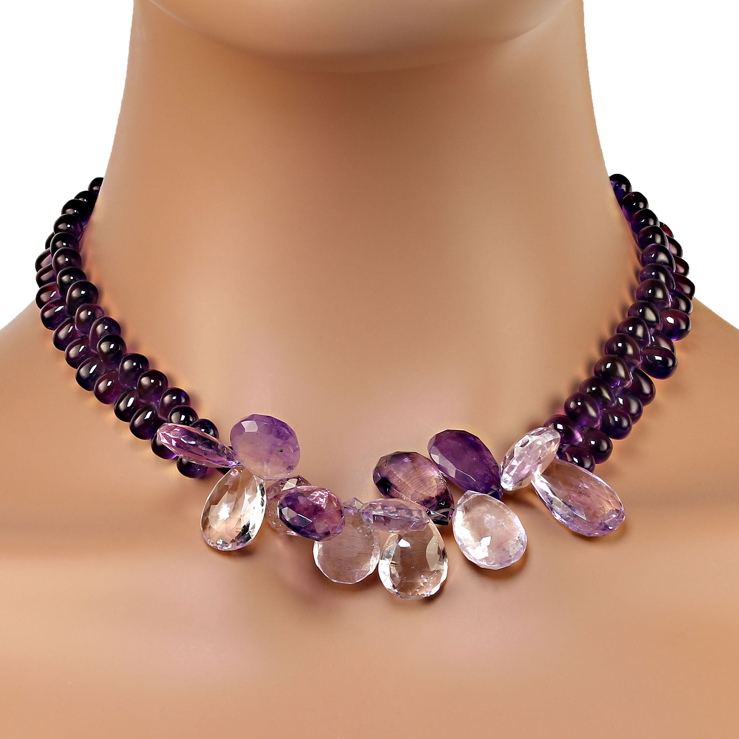 Superbe collier de 17 pouces en améthyste avec briolettes en améthyste mousse
Rehaussez votre collection de bijoux avec ce collier d'améthyste unique et exquis de 17 pouces, conçu pour faire une déclaration. Cette magnifique pièce présente un