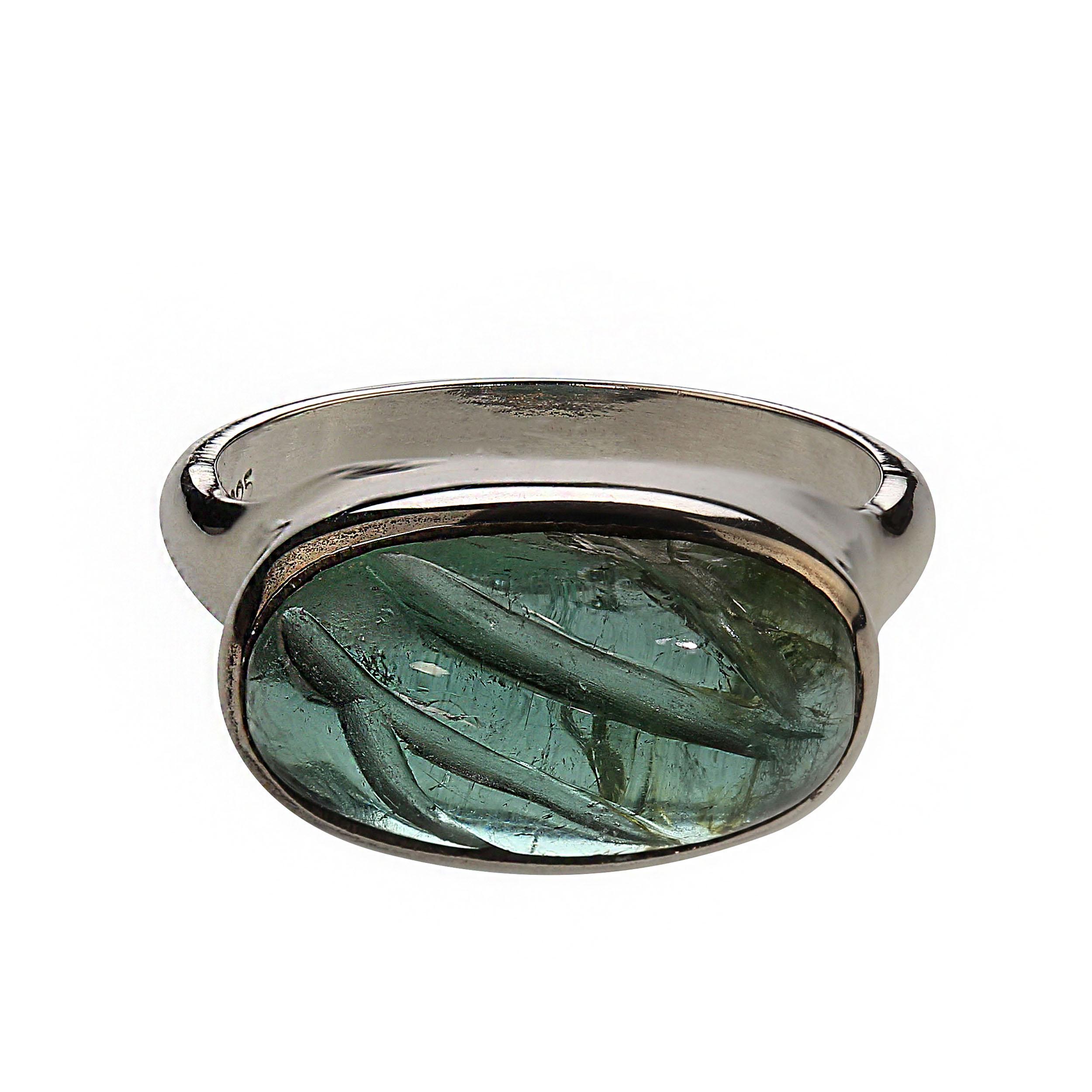 Einzigartiger geschnitzter Ring aus grünem Turmalin und Sterlingsilber von AJD im Angebot 2