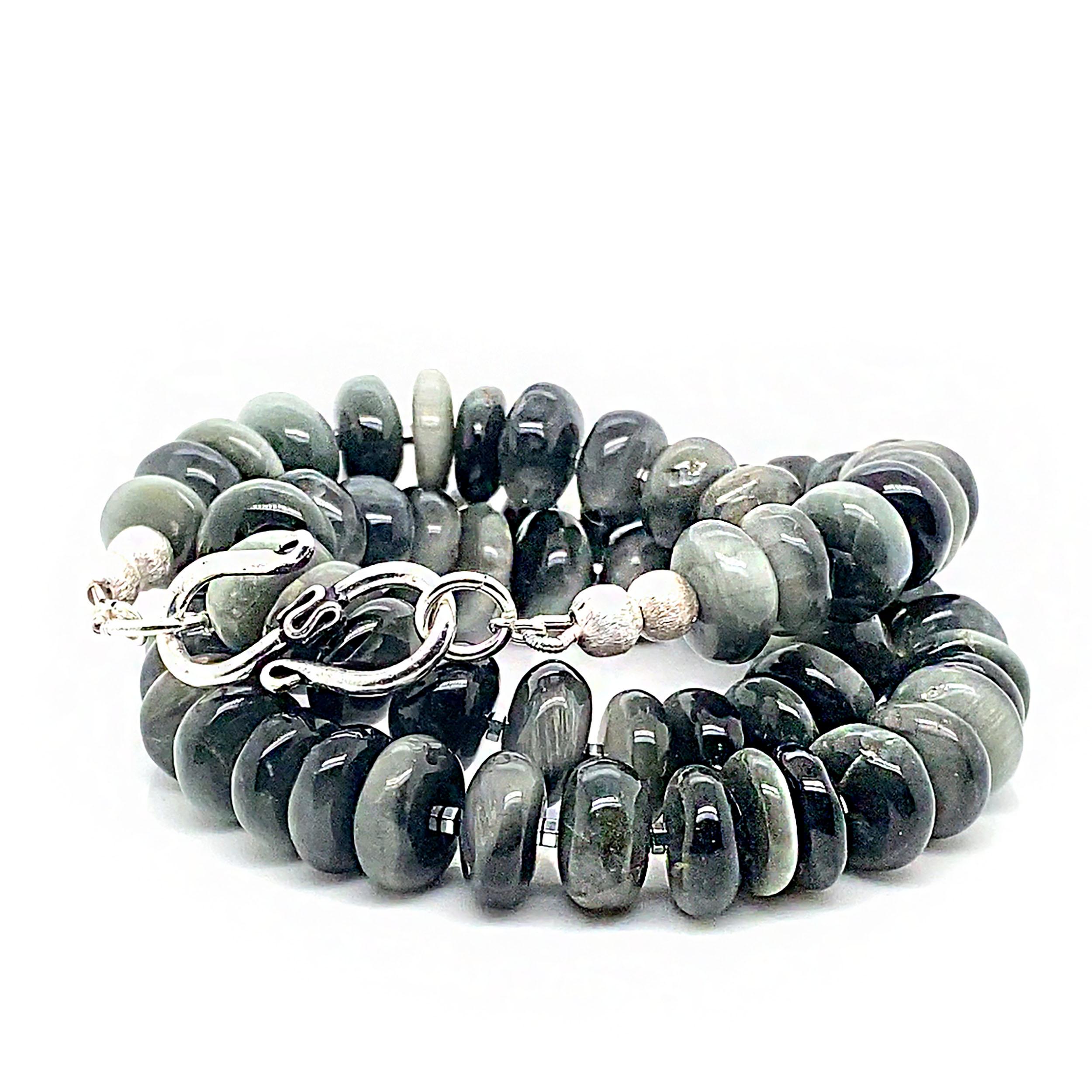 Scopri il lusso discreto con questa elegante e unica collana di crisoberillo di 19 pollici, un vero capolavoro di design e artigianato. Caratterizzata da rondelle lisce da 10 mm nelle accattivanti tonalità del grigio e del nero, questa collana mette