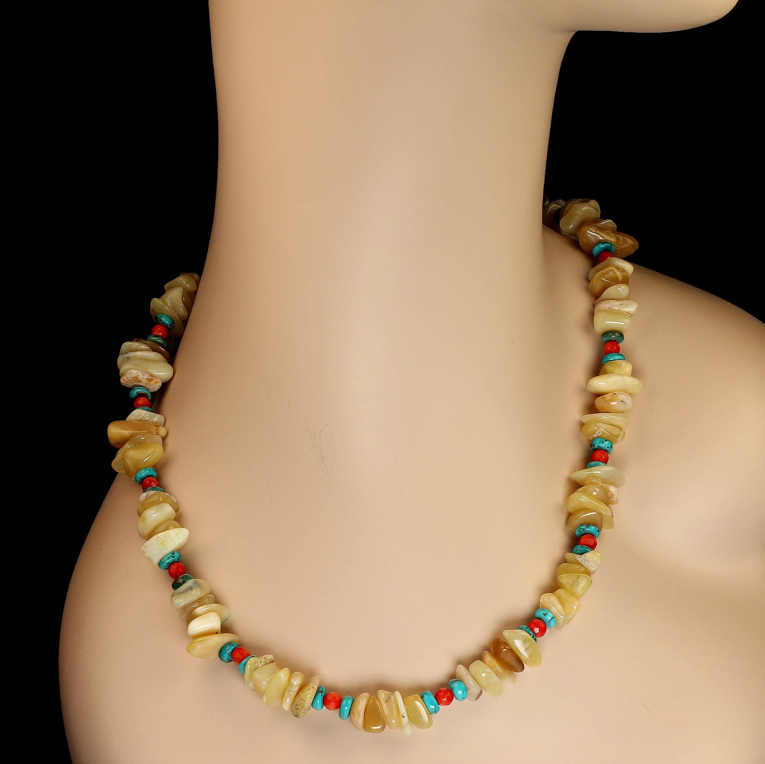 Scopri la bellezza di questa collana unica nel suo genere, caratterizzata da ciottoli di opale giallo australiano lucidissimi, perfettamente integrati da accenti di ispirazione sud-occidentale. Le calde tonalità dorate dell'opale rendono questo