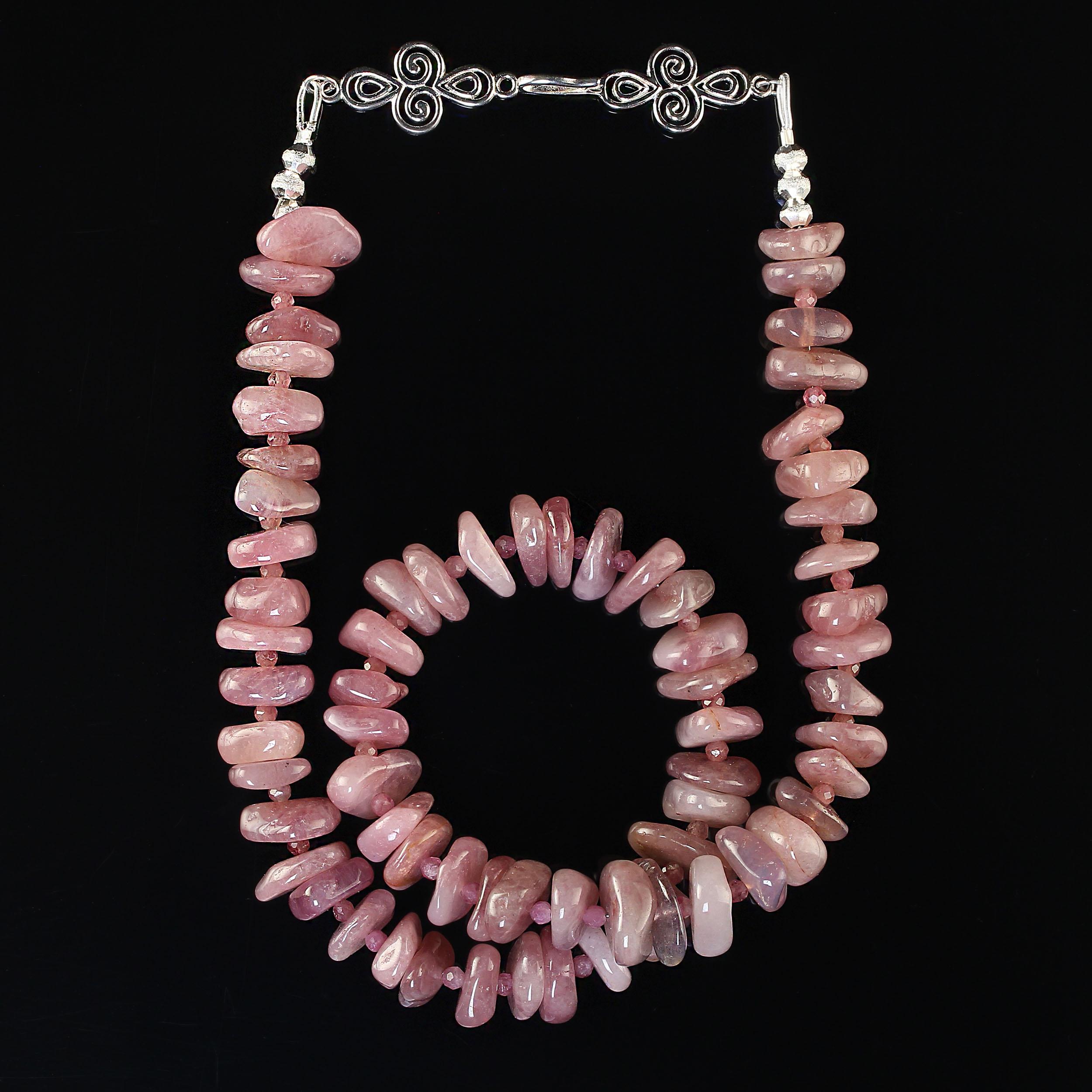 Questa squisita collana è un pezzo di grande effetto realizzato con quarzo rosa del Madagascar di colore rosa malva, noto per il suo colore delicato e rilassante e per la sua energia. Ciascuna pepita è altamente lucidata e mette in risalto le