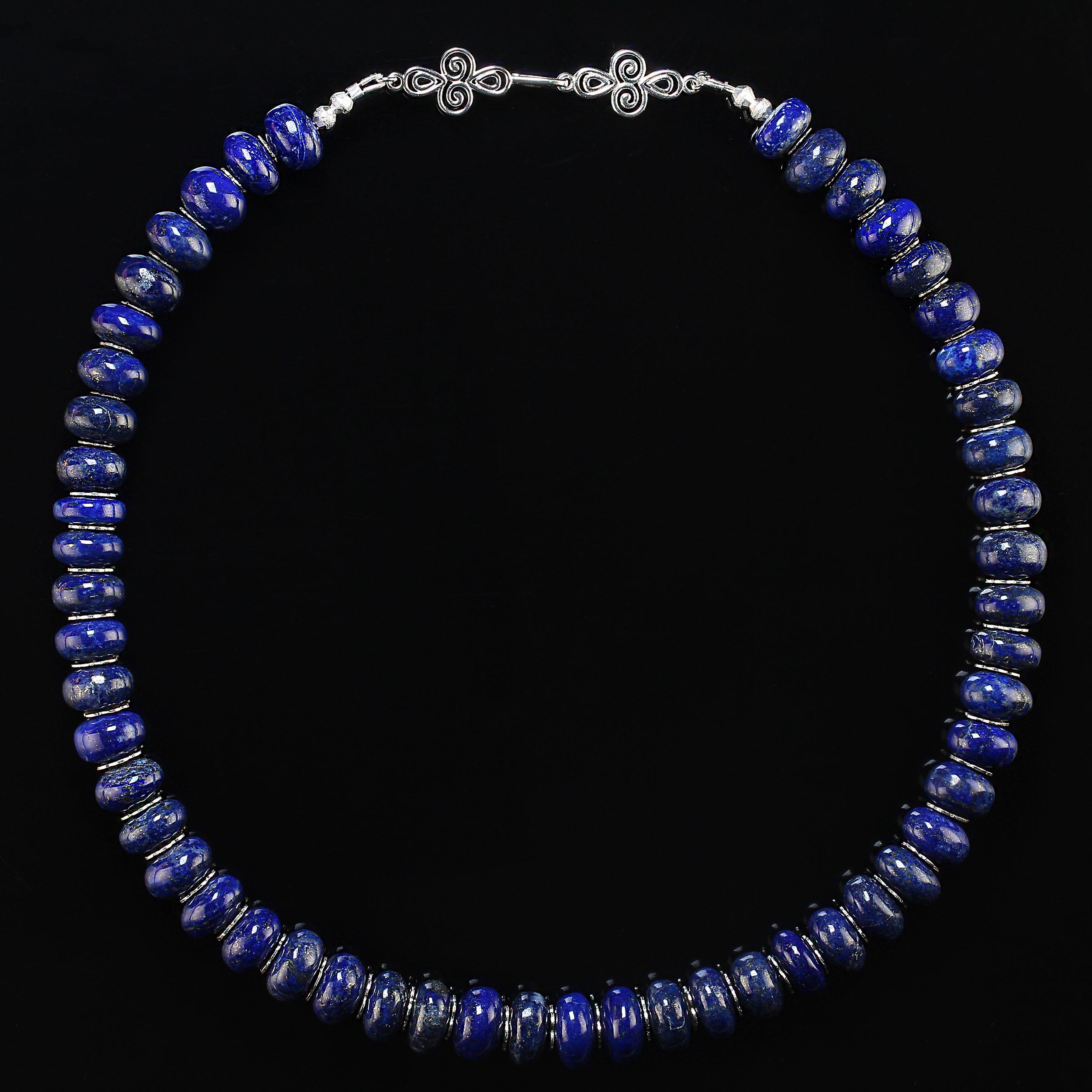 Collana di Lapislazzuli blu
Questa splendida collana di Lapislazzuli blu è un pezzo senza tempo, perfetto per chi apprezza l'eleganza con un tocco artistico. Le perle di lapislazzuli di un blu reale intenso, ornate da macchie di pirite dorata