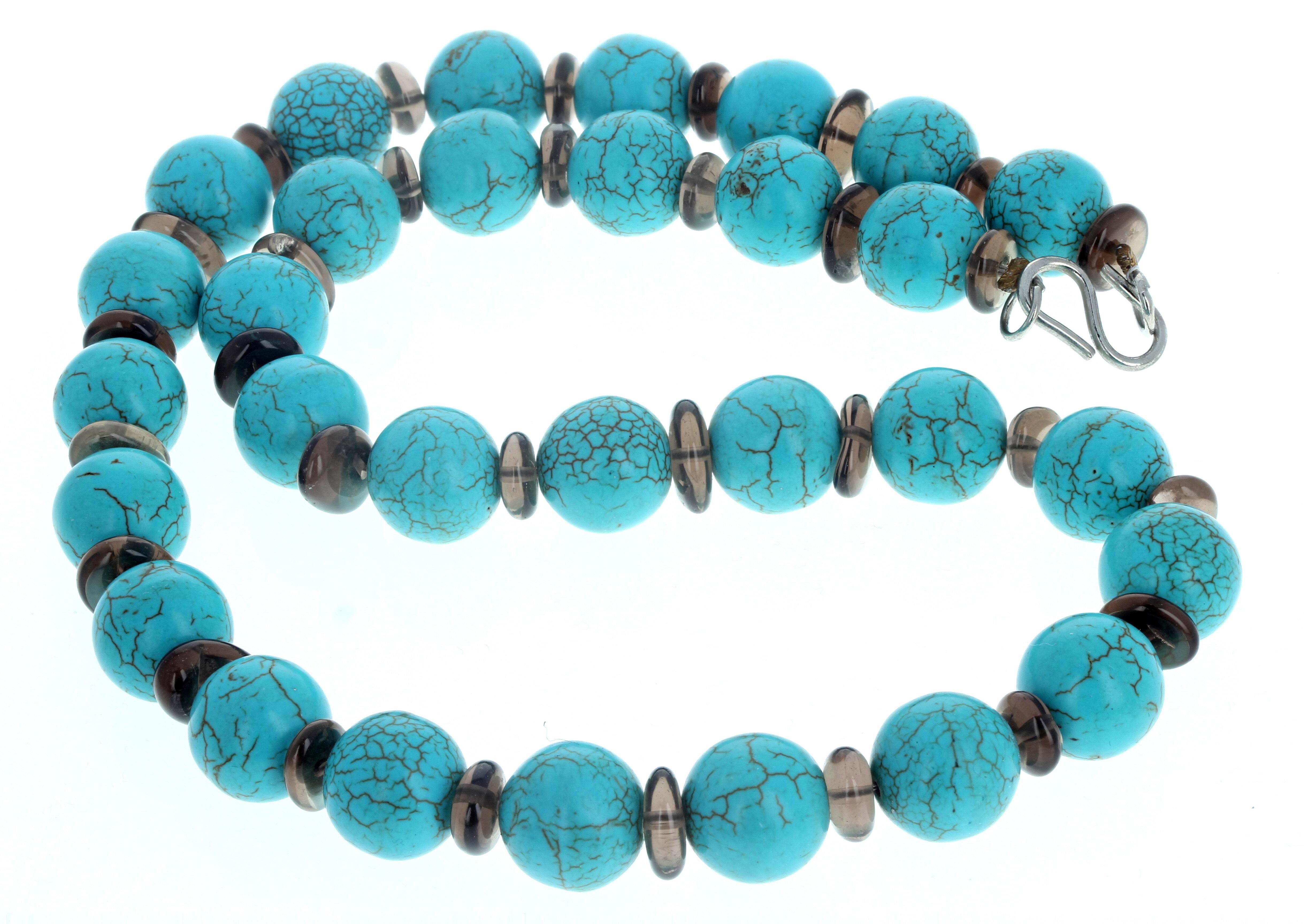 Questa elegante e drammatica collana di magnesite vera (14 mm) è arricchita da scintillanti gemme di quarzo fumé di grandi dimensioni.  La chiusura è a gancio in argento, facile da usare.  Questo è lungo 20 pollici. 