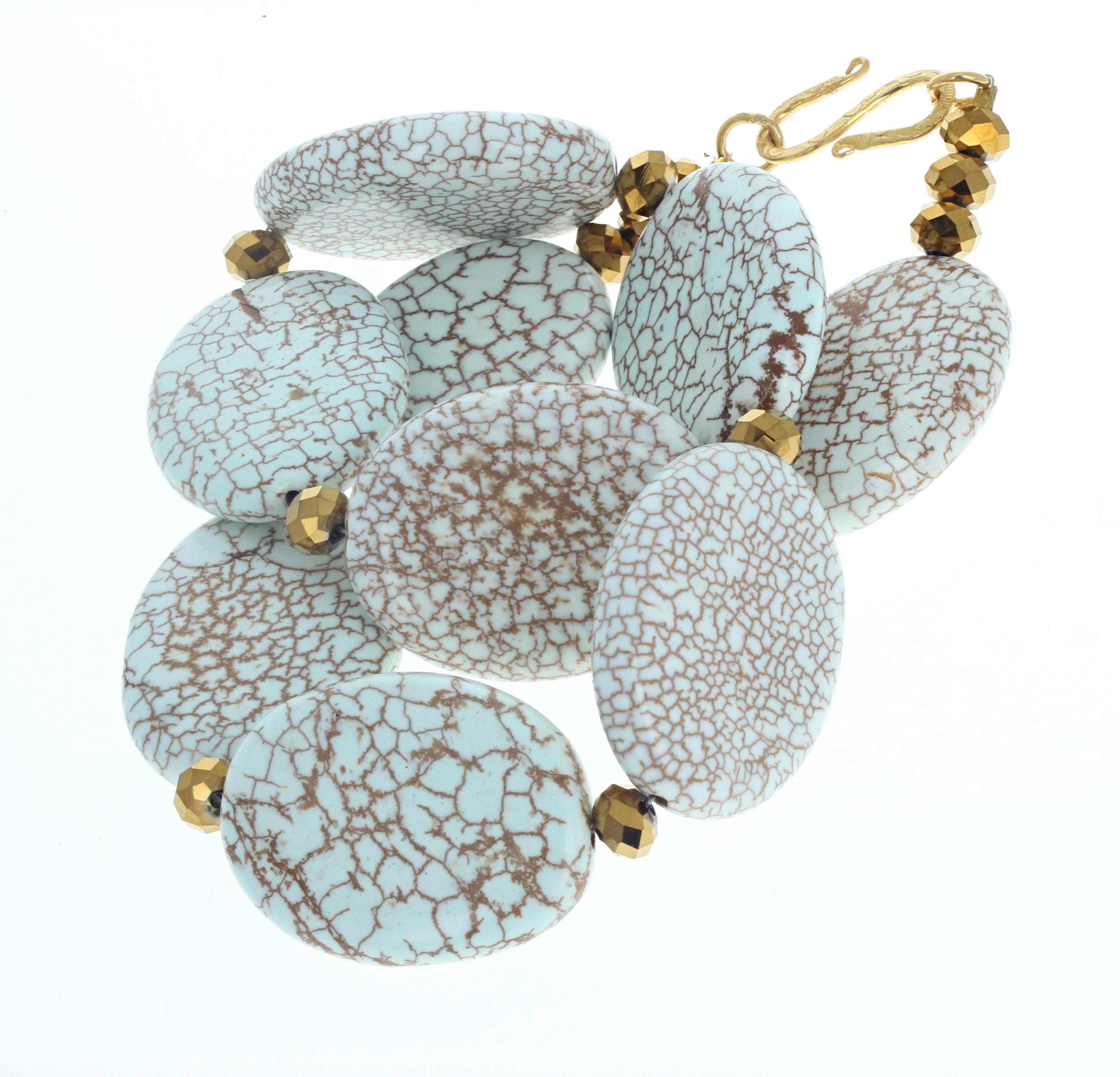 Femenino o masculino AJD Azul Claro Magnesitas Reales y Rondeles Dorados Elegante Collar de 18 1/2 en venta