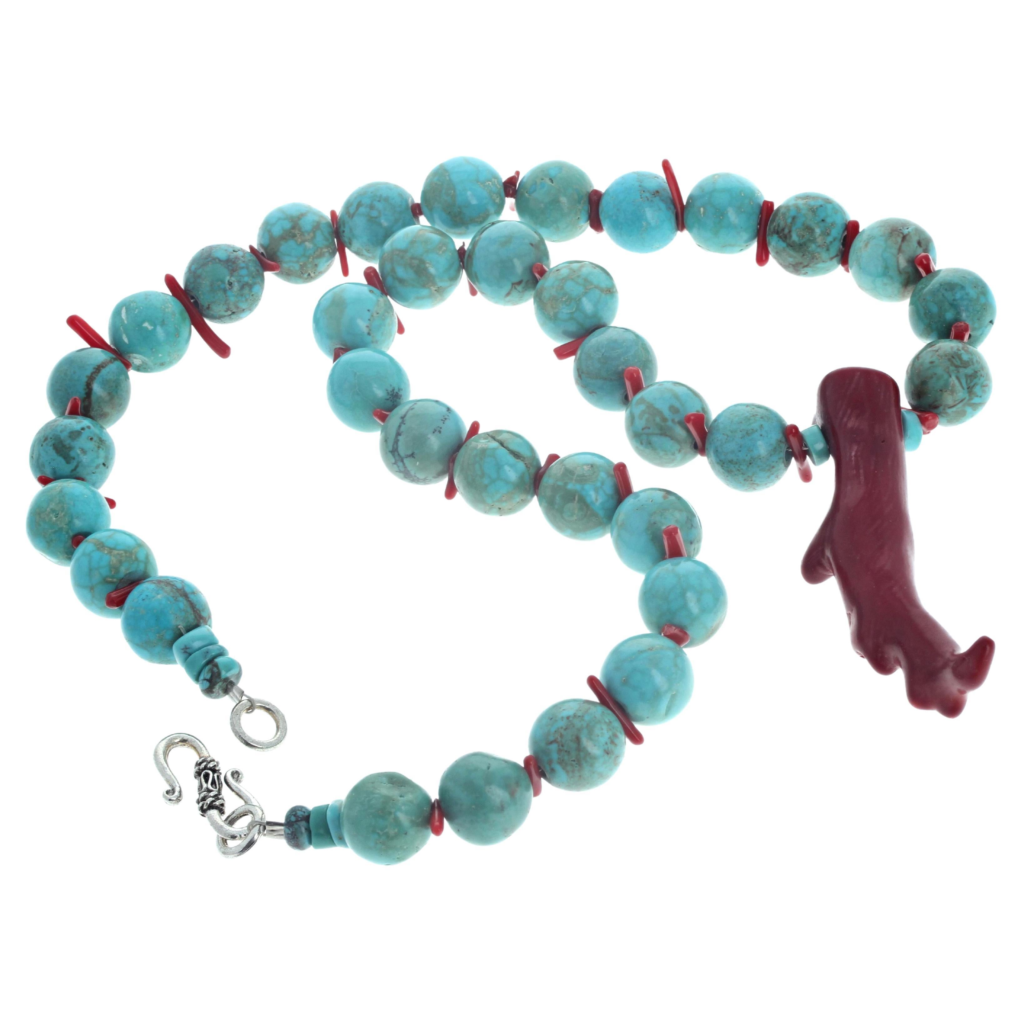 Questo bellissimo pezzo felice di corallo rosso artistico naturale pende felicemente da questo bel filo di magnesite naturale turchese impreziosito da piccoli guizzi di corallo rosso naturale in questa collana lunga 20 pollici.  Le magnesiti