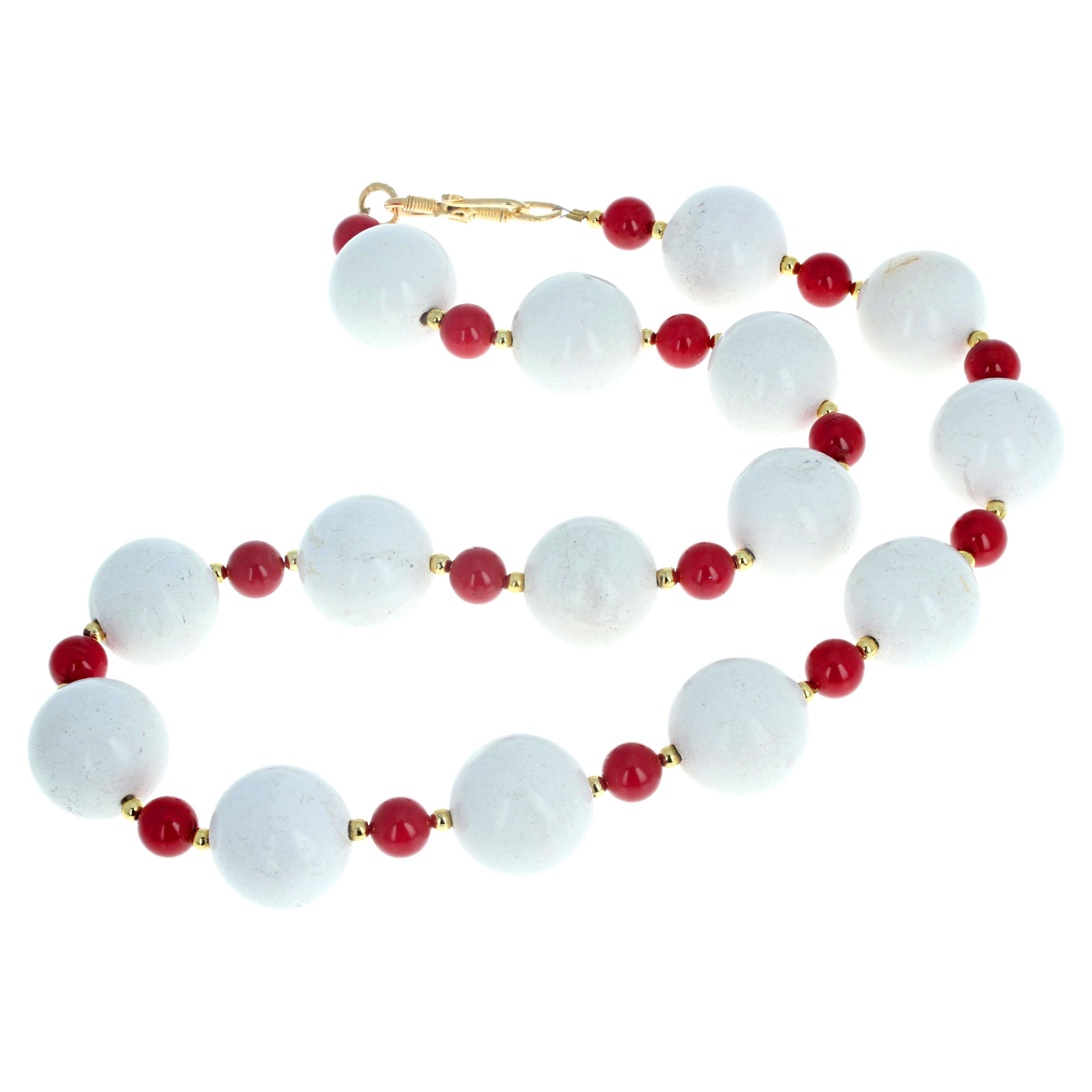 Hübsche Statement-Halskette aus weißem, echtem, leicht natürlichem Magnesit (ca. 18 mm), ergänzt durch eine wunderschöne, hochglanzpolierte, leuchtend rote, runde Koralle (ca. 8 mm) in dieser 19 1/2 Zoll langen Halskette.  Der Verschluss ist ein
