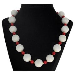 Ravissant collier AJD en magnesite blanc et blanc naturel et corail rouge