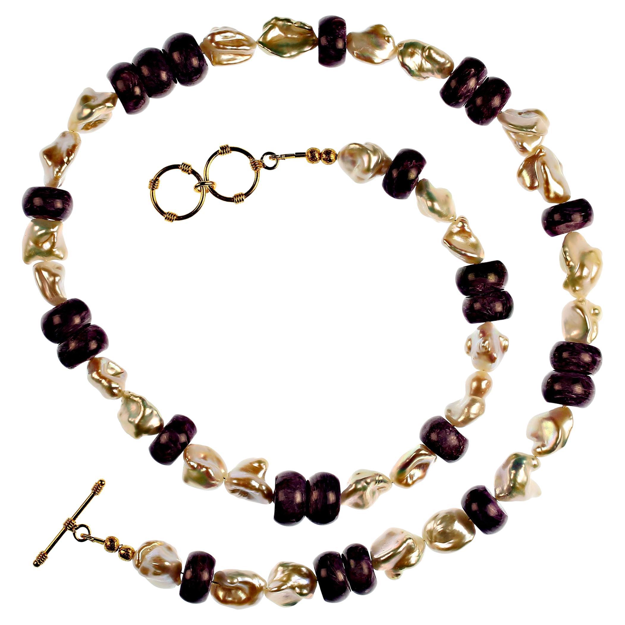 AJD, collier polyvalent et élégant de perles blanches et d'élégantes carafes violettes Neuf - En vente à Raleigh, NC