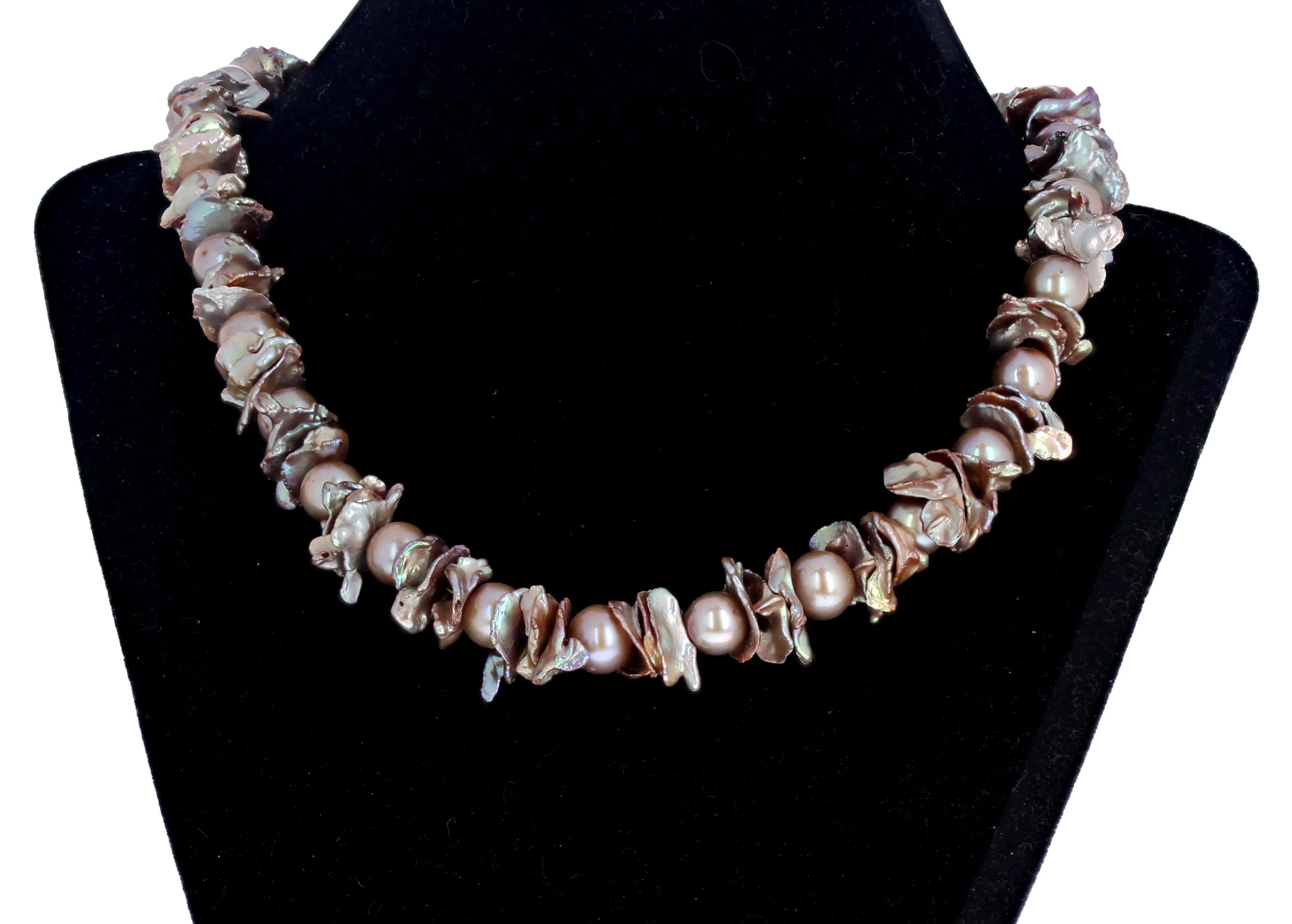 Il s'agit d'un magnifique collier de 18 pouces en perles et en nacre. Les perles rose pâle sont rondes d'environ 9 mm et les coquilles de perles sont d'environ 12 mm.  Les perles brillent joyeusement entre les coquilles de perles. Le fermoir est un