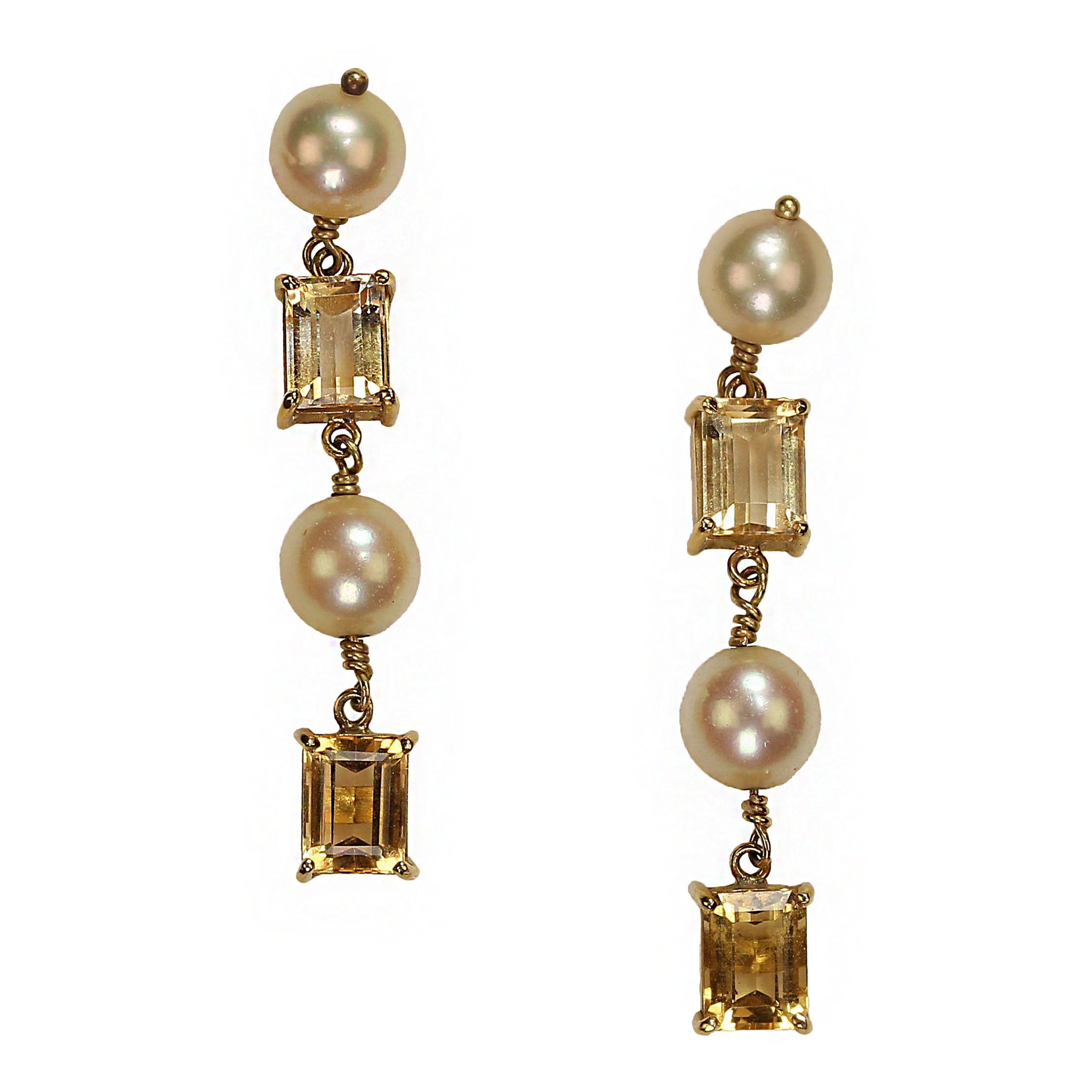 Vintage Cultured Pearl and Citrine Earrings in 18K Yellow Gold – Handmade in Brazil
These stunning vintage earrings feature cultured pearls and vibrant citrine gemstones set in luxurious 18K yellow gold. Handmade in Brazil, these unique earrings are