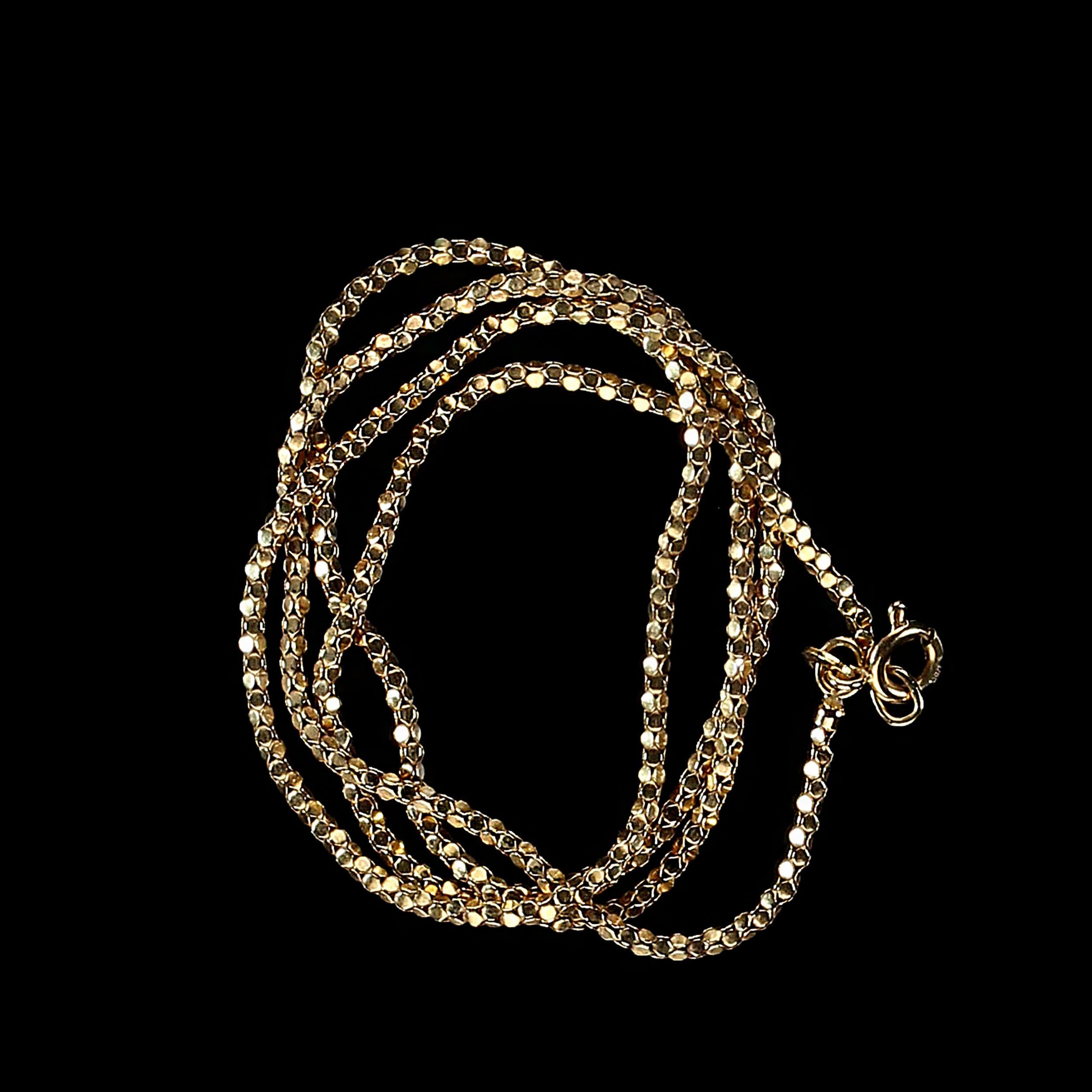 


Exquisite 20-Zoll italienische 18K Gelbgold Kette
Entdecken Sie die Eleganz dieser feinen 20-Zoll-Kette aus italienischem 18-Karat-Gelbgold, ein zeitloses Stück, das jeder Schmucksammlung einen Hauch von Raffinesse verleiht. Diese mit Präzision