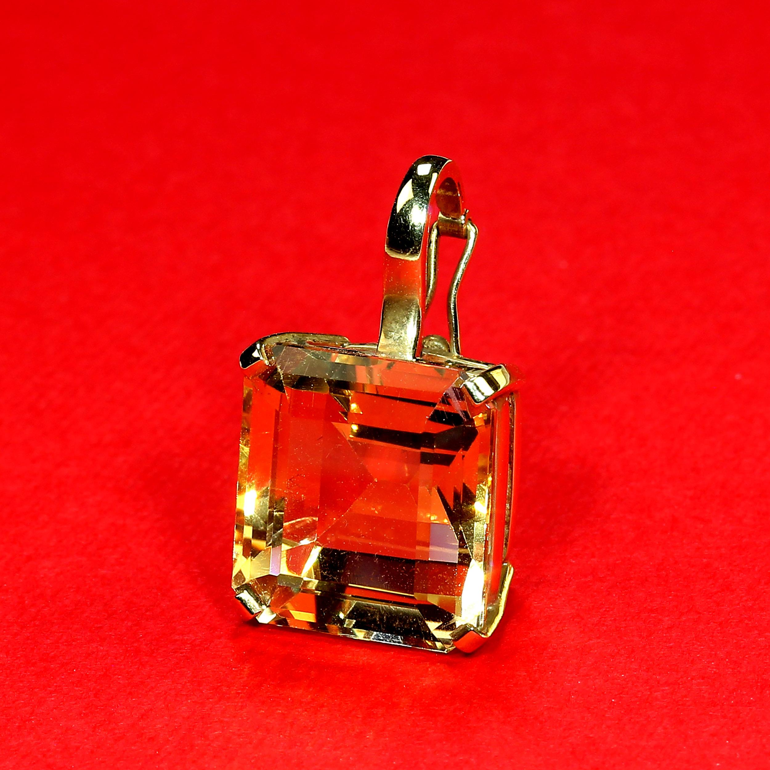 Ciondolo vintage con citrino quadrato grande in oro giallo 18 carati - Realizzato a mano in Brasile
Aggiungi un tocco di fascino vintage alla tua collezione con questo splendido ciondolo a forma di citrino quadrato di grandi dimensioni incastonato