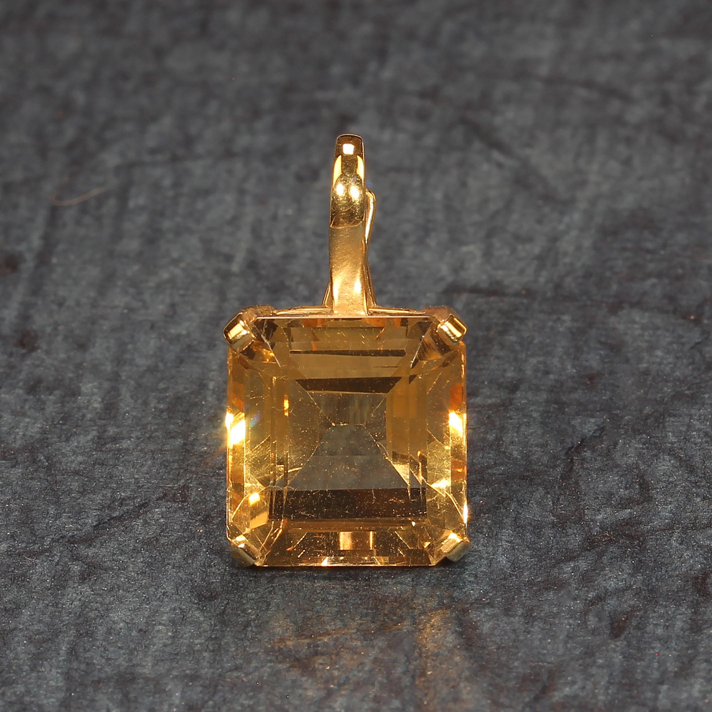 Quadrato Ciondolo vintage AJD con citrino quadrato grande in oro giallo 18 carati in vendita