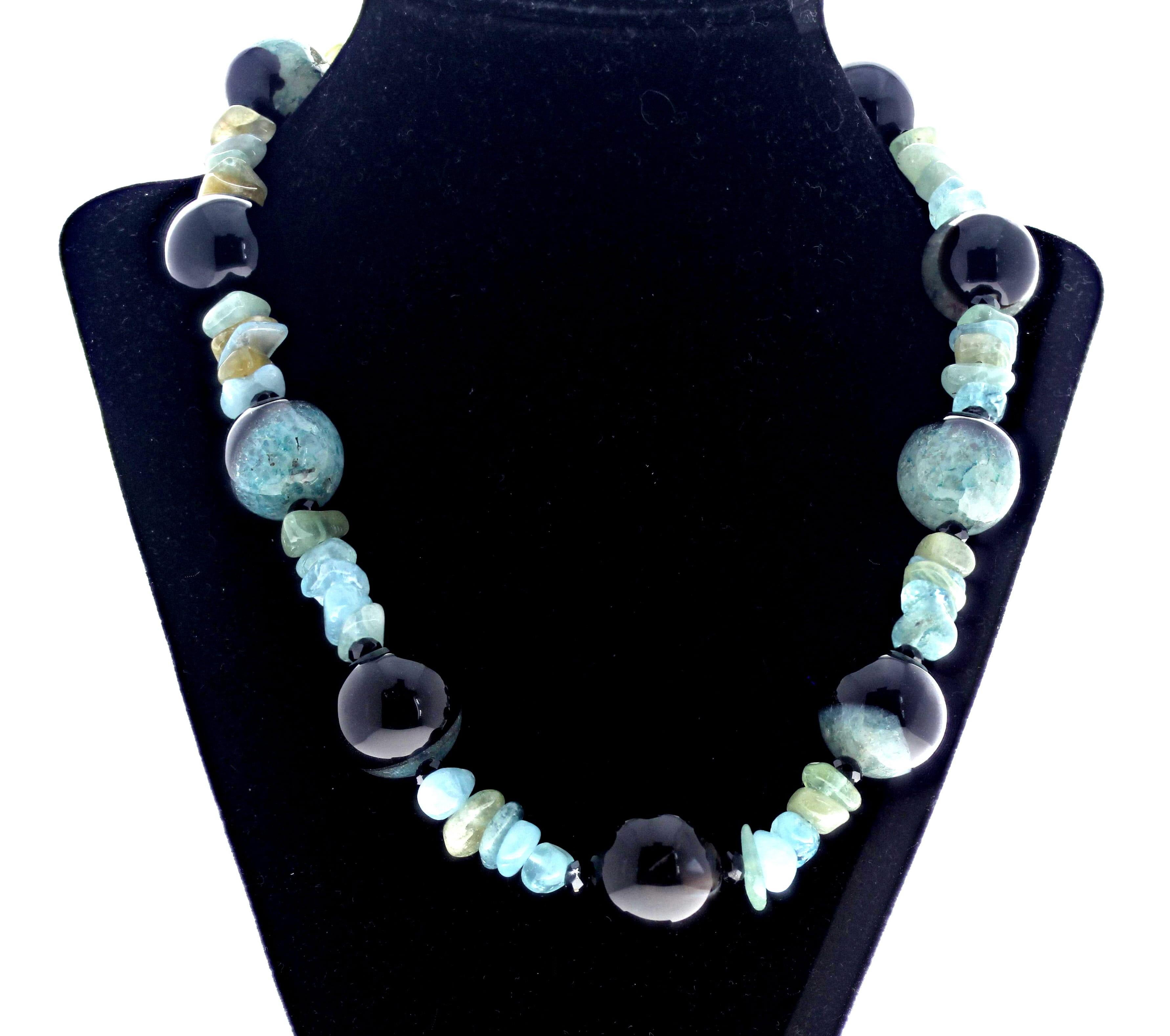 Queste Agate rotonde altamente lucidate e di diversi colori brillano meravigliosamente tra i lotti di Acquamarine blu e blu/verde della collana lunga 20 pollici.  Le Agate rotonde misurano circa 20 mm e le scaglie di Acquamarina circa 10 mm.  Il