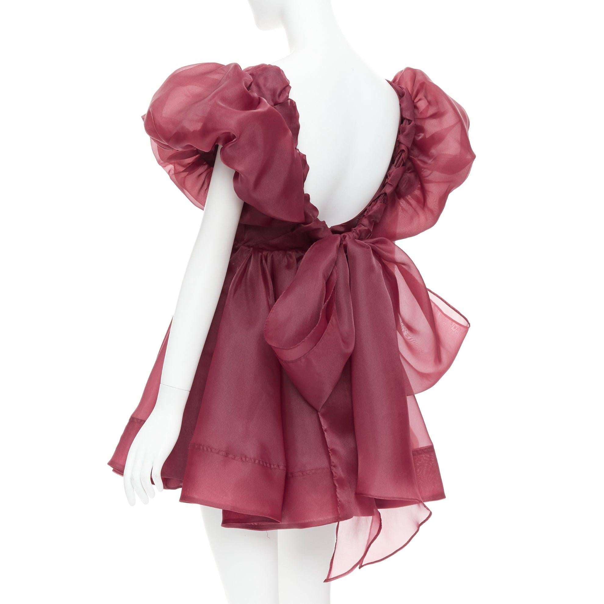 AJE Greta, mini robe à manches bouffantes en organza marron bordeaux GB6 XS en vente 1