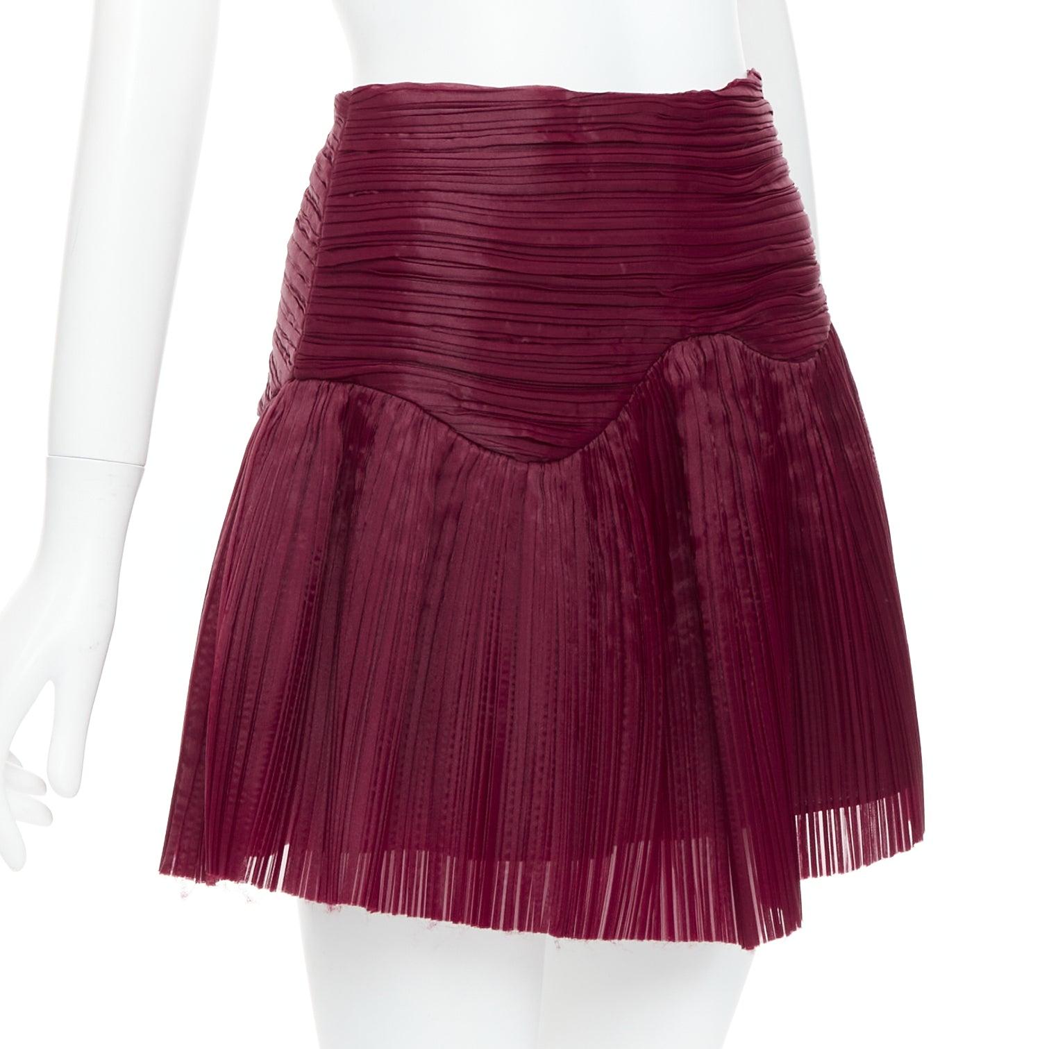 AJE Laurier Wave minifalda de cintura alta de organza plisada burdeos UK6 XS Rojo en venta