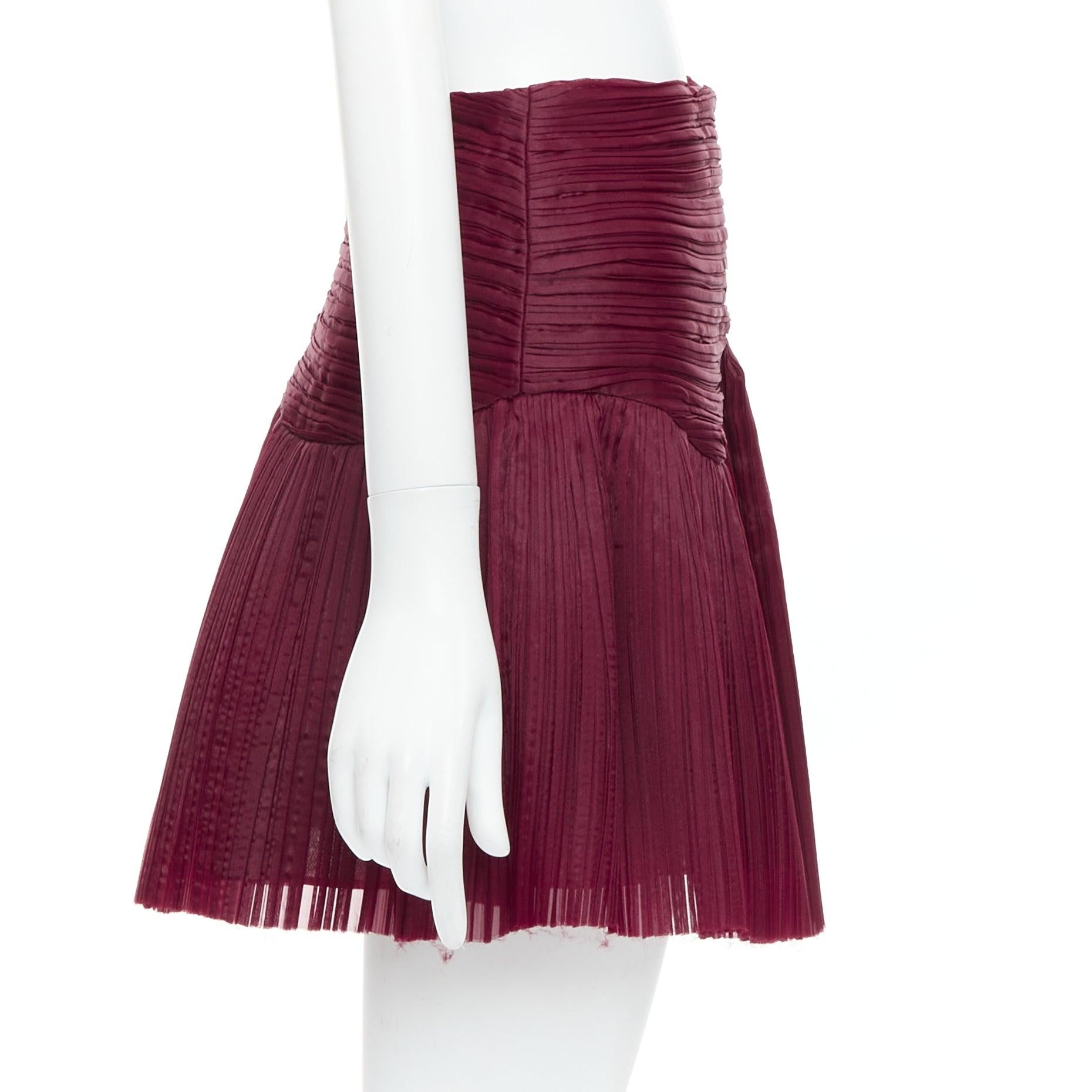 AJE Laurier Wave minifalda de cintura alta de organza plisada burdeos UK6 XS en Excelente estado para la venta en Hong Kong, NT