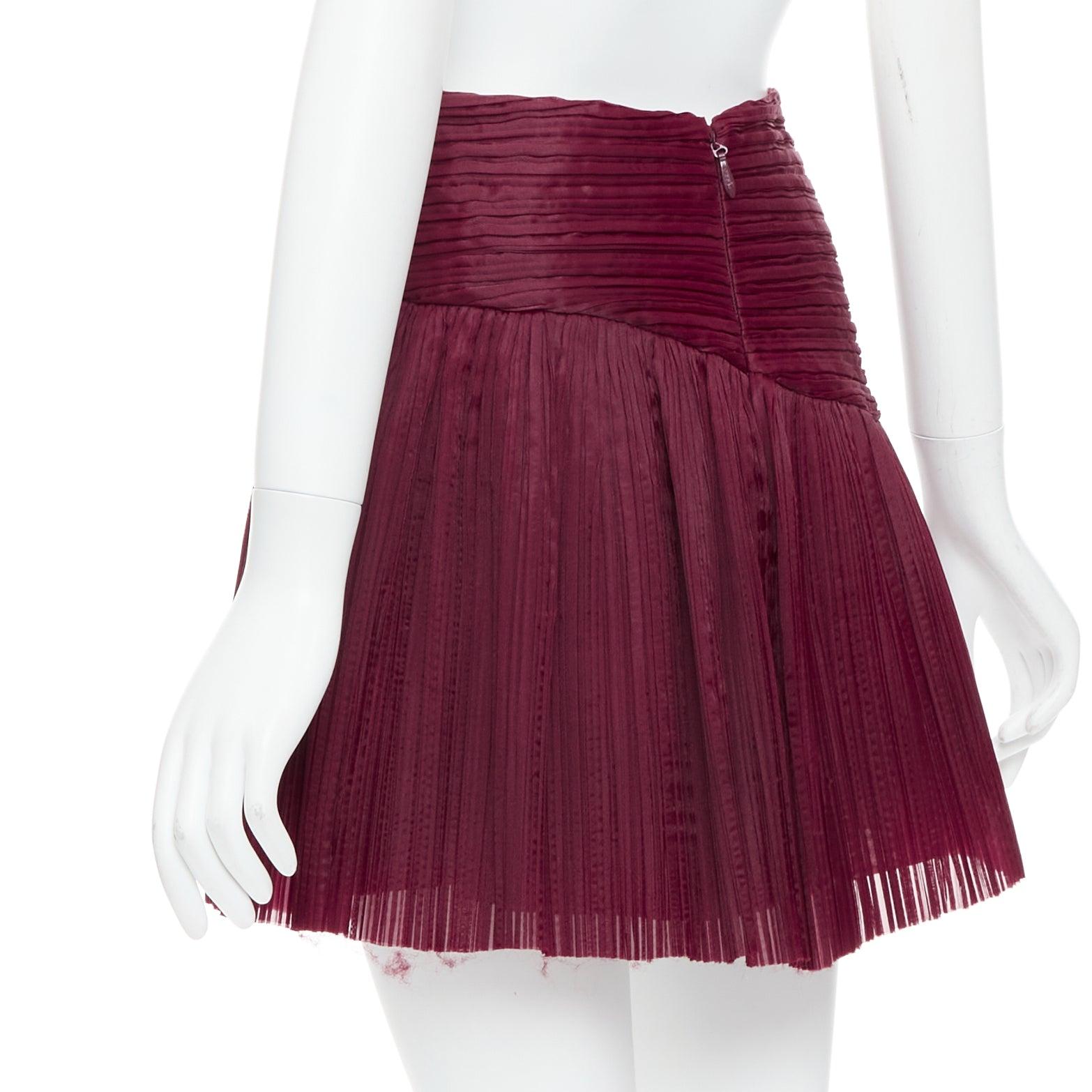AJE Laurier Wave minifalda de cintura alta de organza plisada burdeos UK6 XS en venta 1