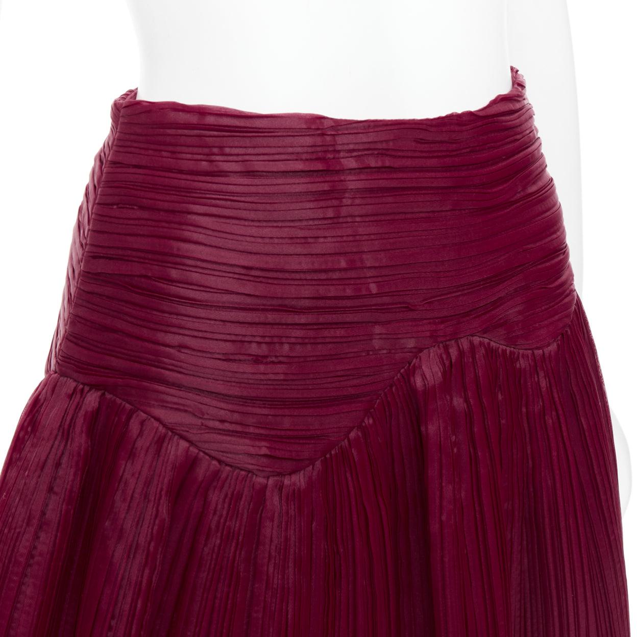 AJE Laurier Wave minifalda de cintura alta de organza plisada burdeos UK6 XS en venta 2