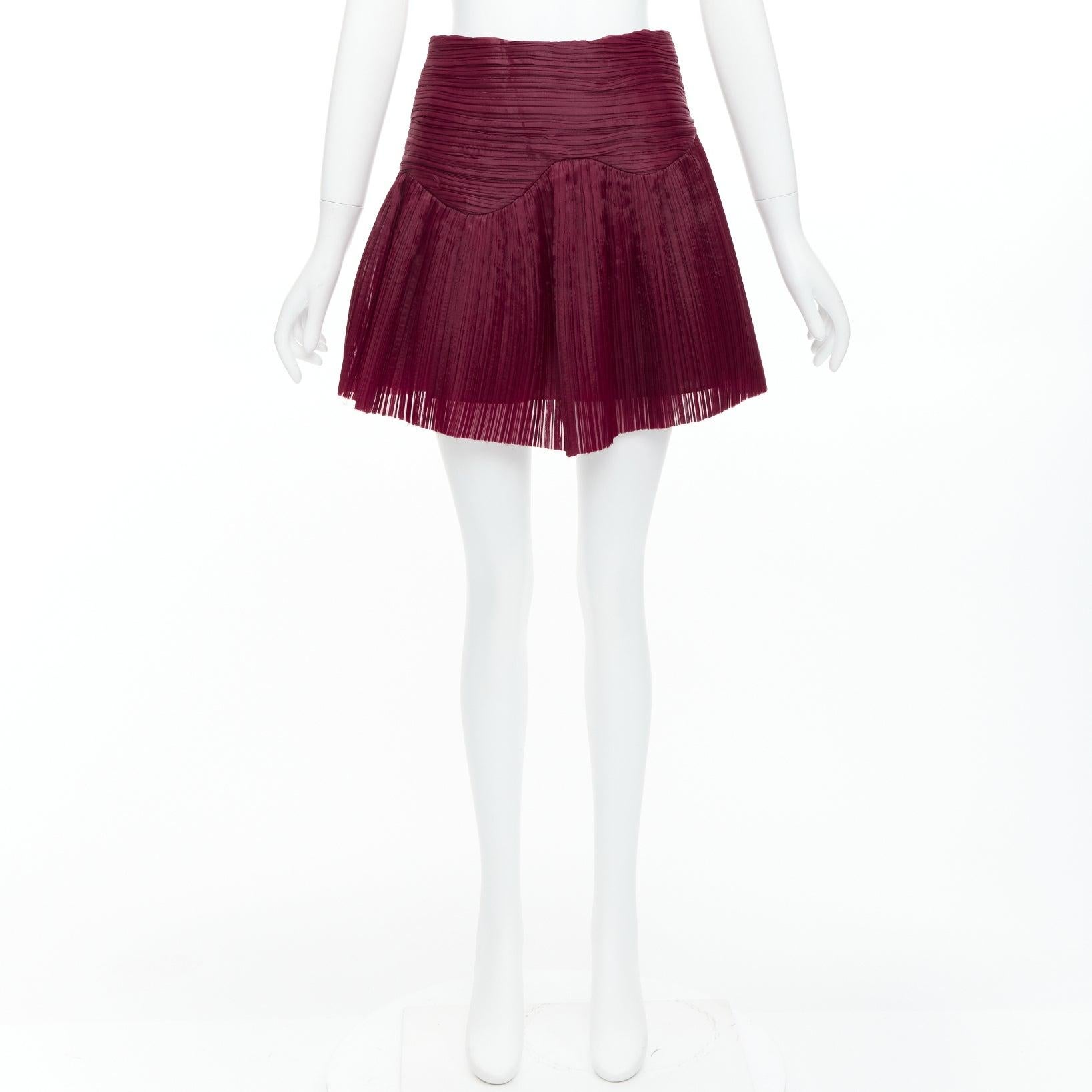 AJE Laurier Wave minifalda de cintura alta de organza plisada burdeos UK6 XS en venta 4