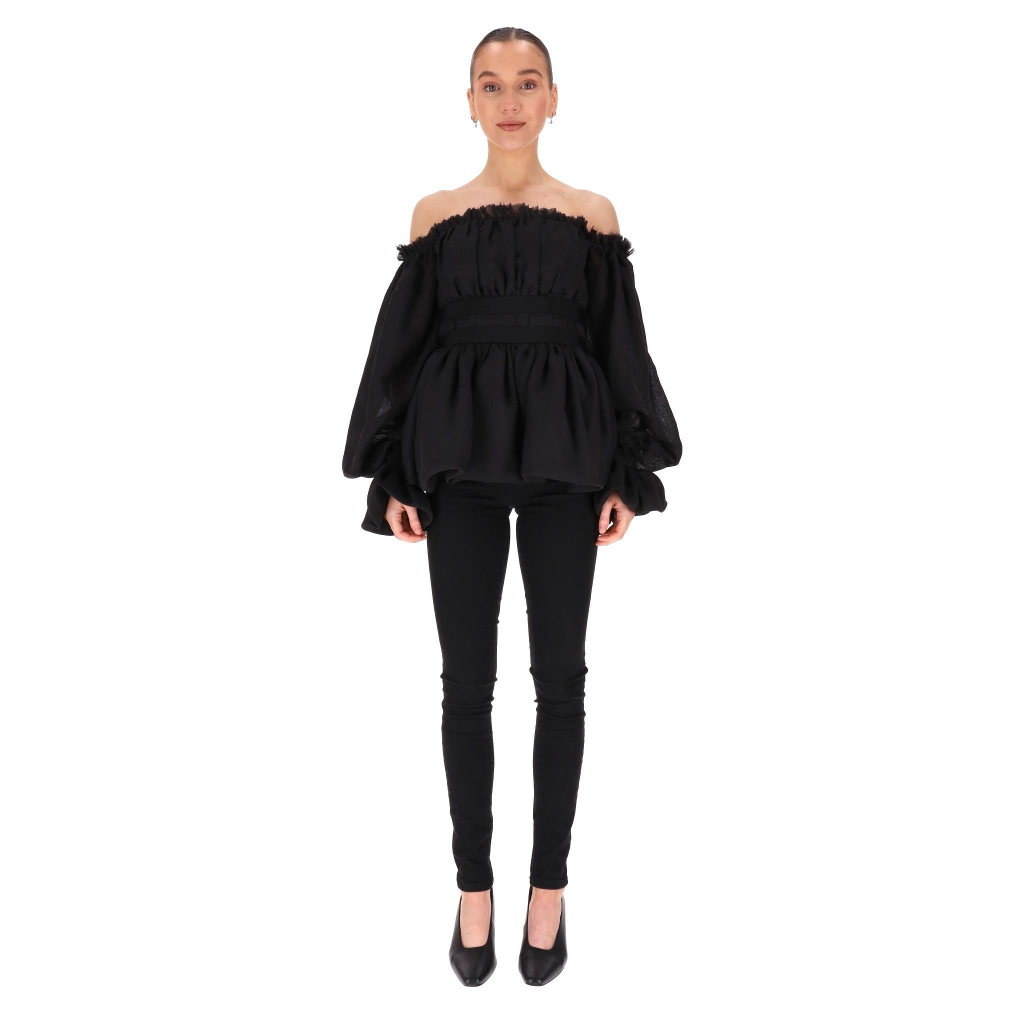 Top de volantes con hombros al aire Aje

Top negro diseñado con adornos de volantes y escote cuadrado sin hombros.

Mangas globo con puños elásticos, cintura ceñida y cierre oculto en la parte trasera.

Precio de venta al público £340

Talla -