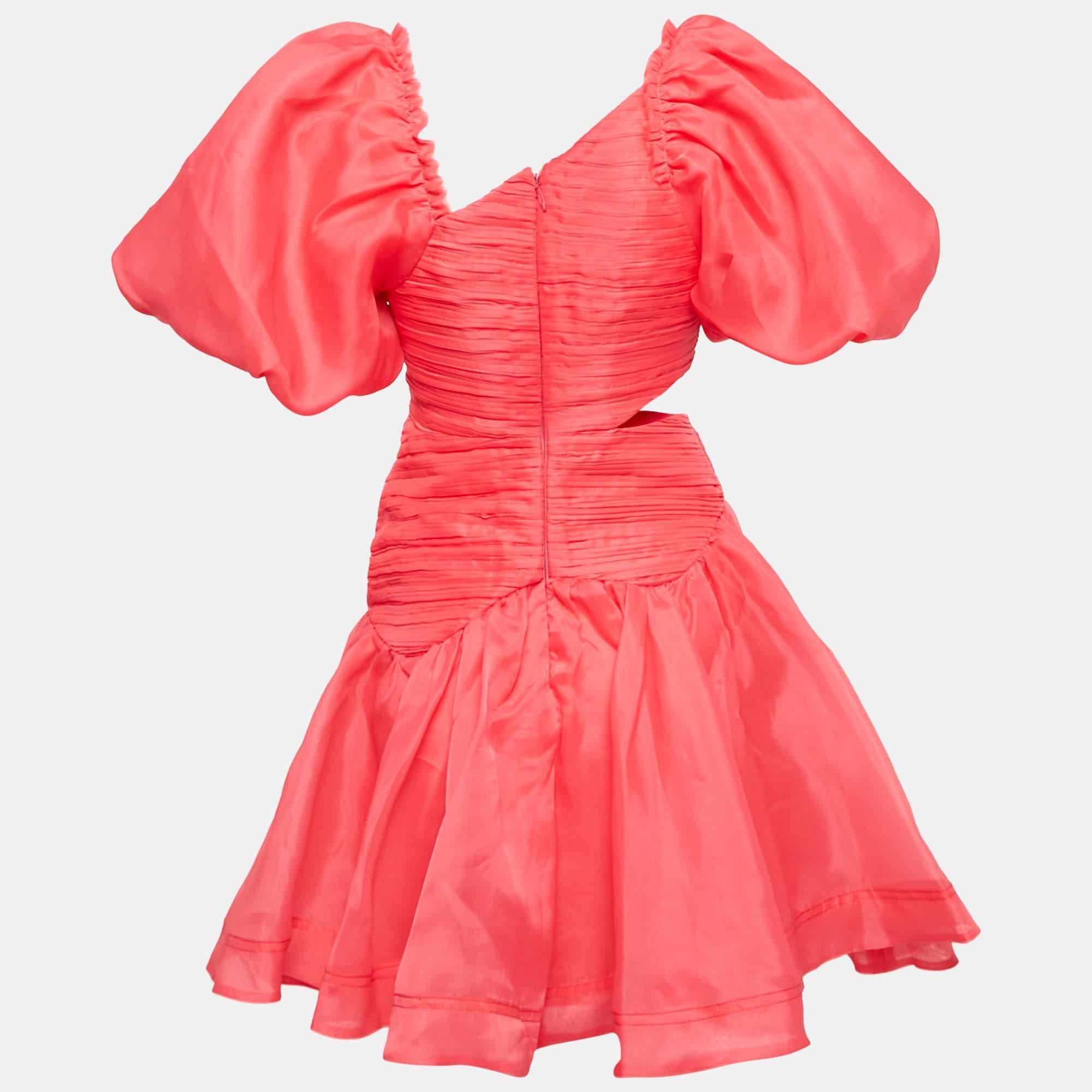 La finesse artistique et la silhouette féminine de cette robe de créateur témoignent du savoir-faire impeccable de la griffe en matière de confection. Il est cousu à l'aide de matériaux de qualité.  a une bonne tenue  et peut être facilement stylisé