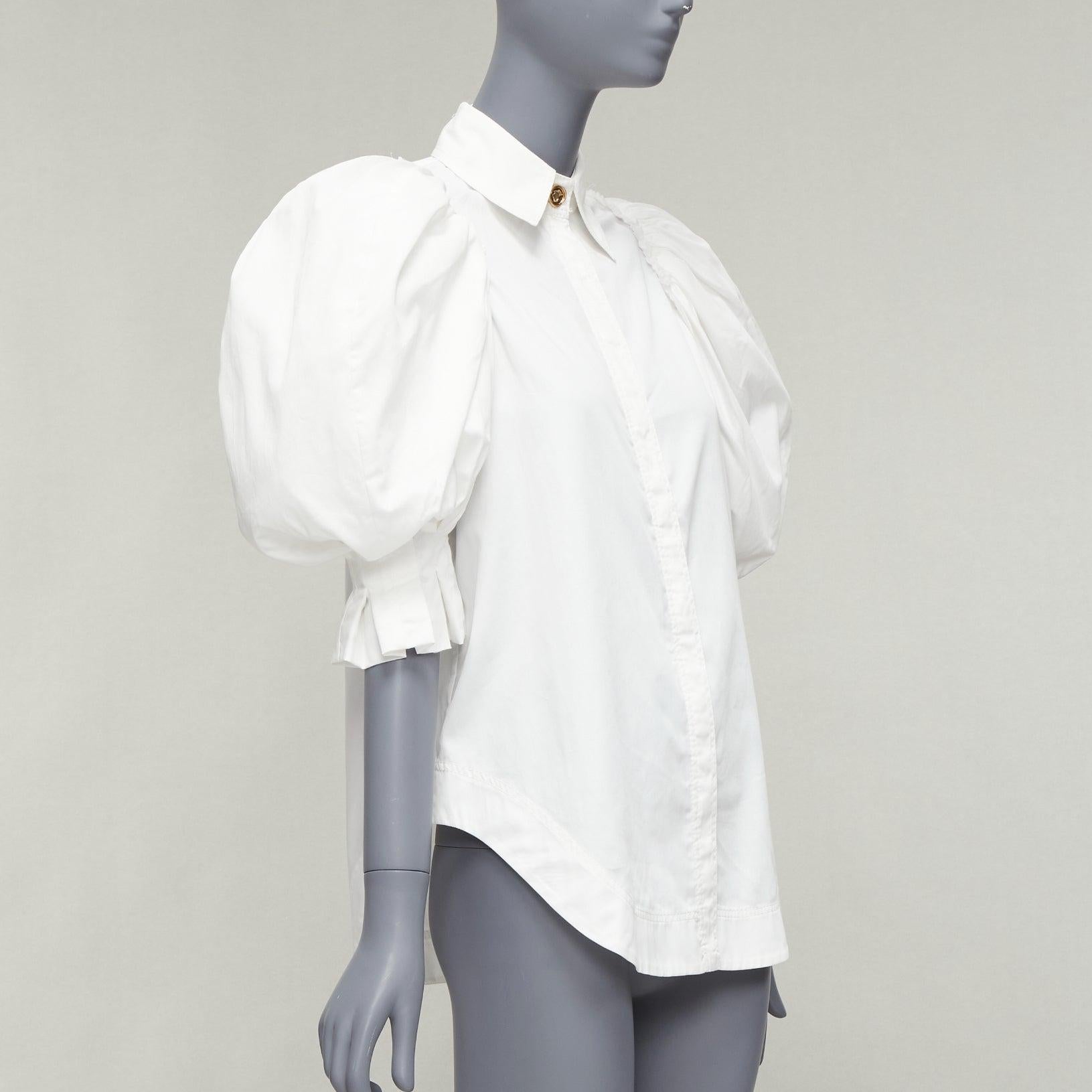 Grigio Camicia AJE in cotone bianco con spalla a sbuffo e bottoni dorati, orlo arrotondato AU6 XS in vendita