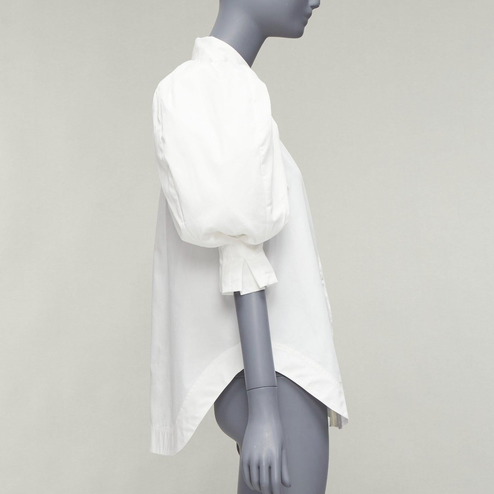 Camicia AJE in cotone bianco con spalla a sbuffo e bottoni dorati, orlo arrotondato AU6 XS In condizioni ottime in vendita a Hong Kong, NT