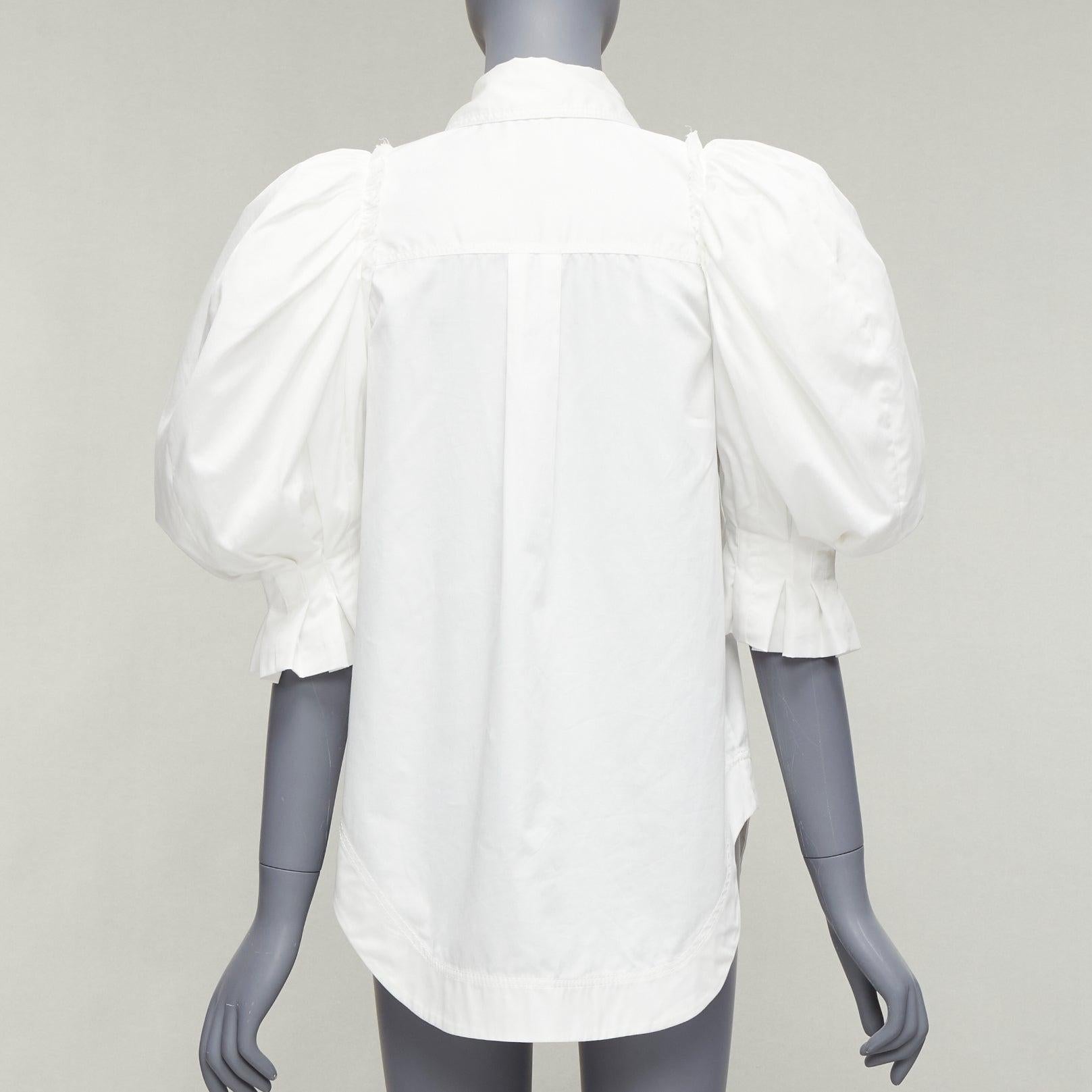 Donna Camicia AJE in cotone bianco con spalla a sbuffo e bottoni dorati, orlo arrotondato AU6 XS in vendita