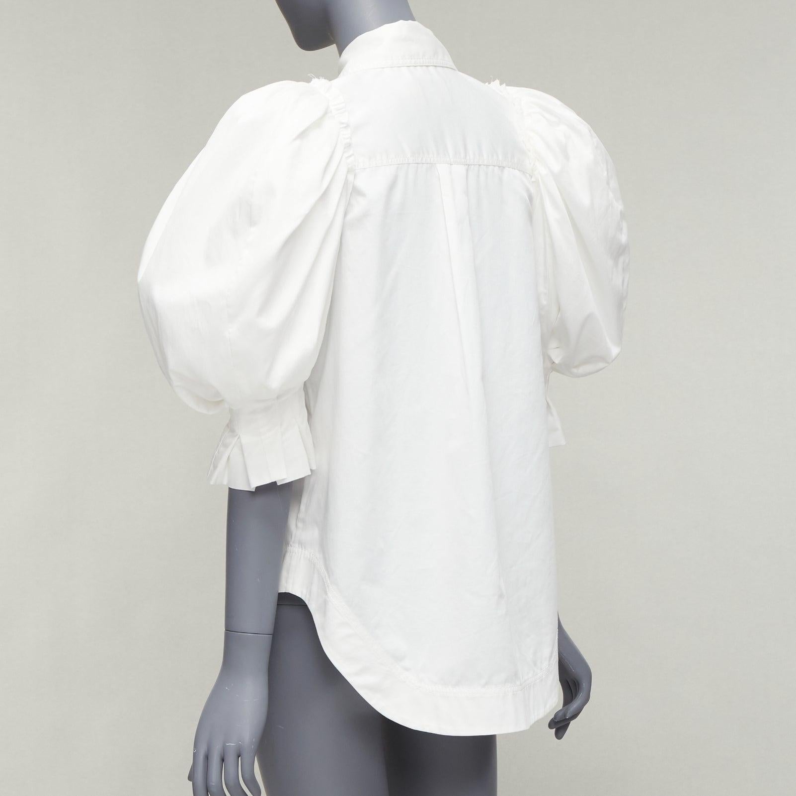 Camicia AJE in cotone bianco con spalla a sbuffo e bottoni dorati, orlo arrotondato AU6 XS in vendita 1