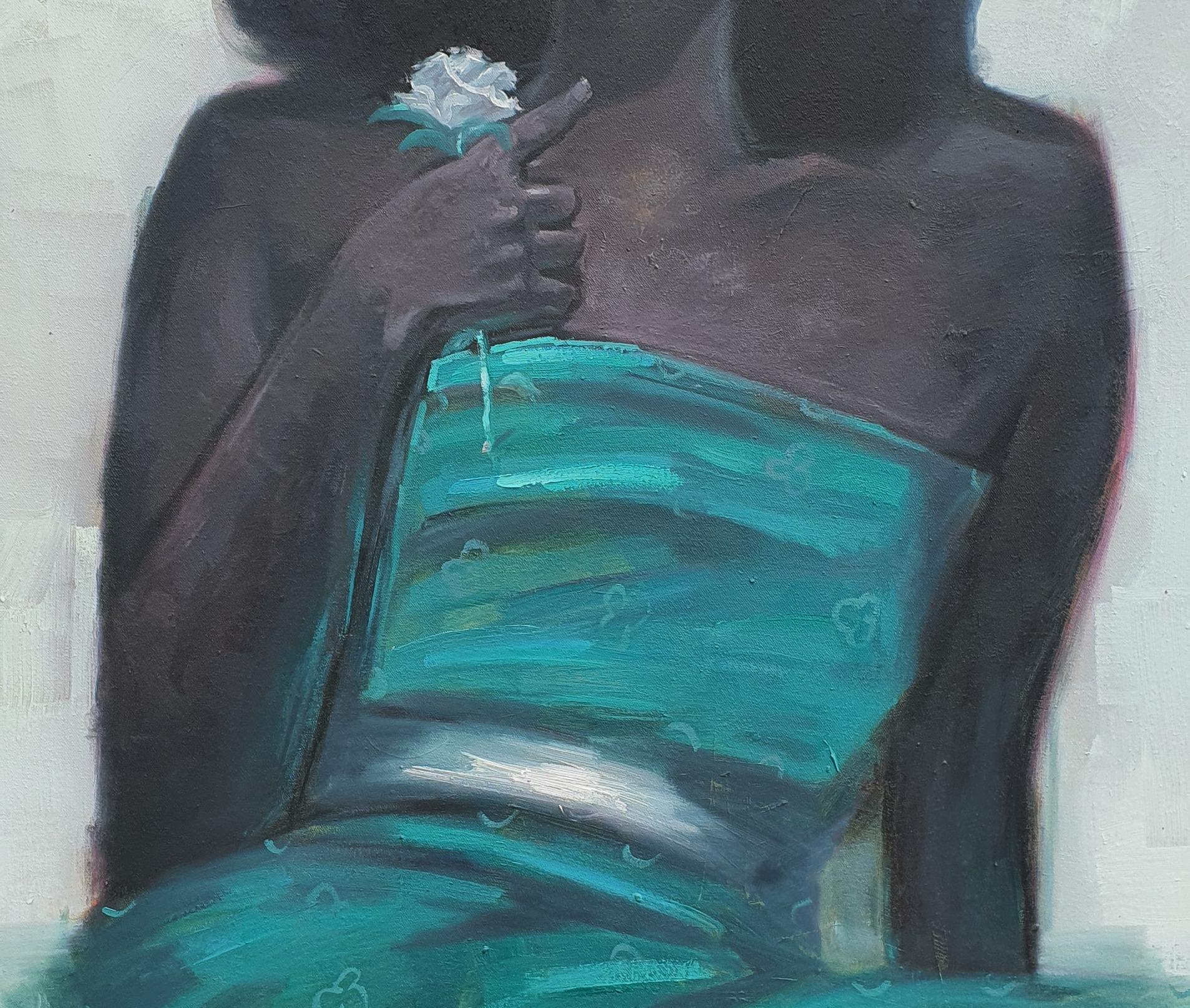 Questa attraente giovane donna fissa solennemente la rosa, con un'espressione quasi di trance, forse provocata dal piacevole profumo della rosa che tiene in mano, il suo sguardo ritrae un senso di amore e affetto. 
(Scritto