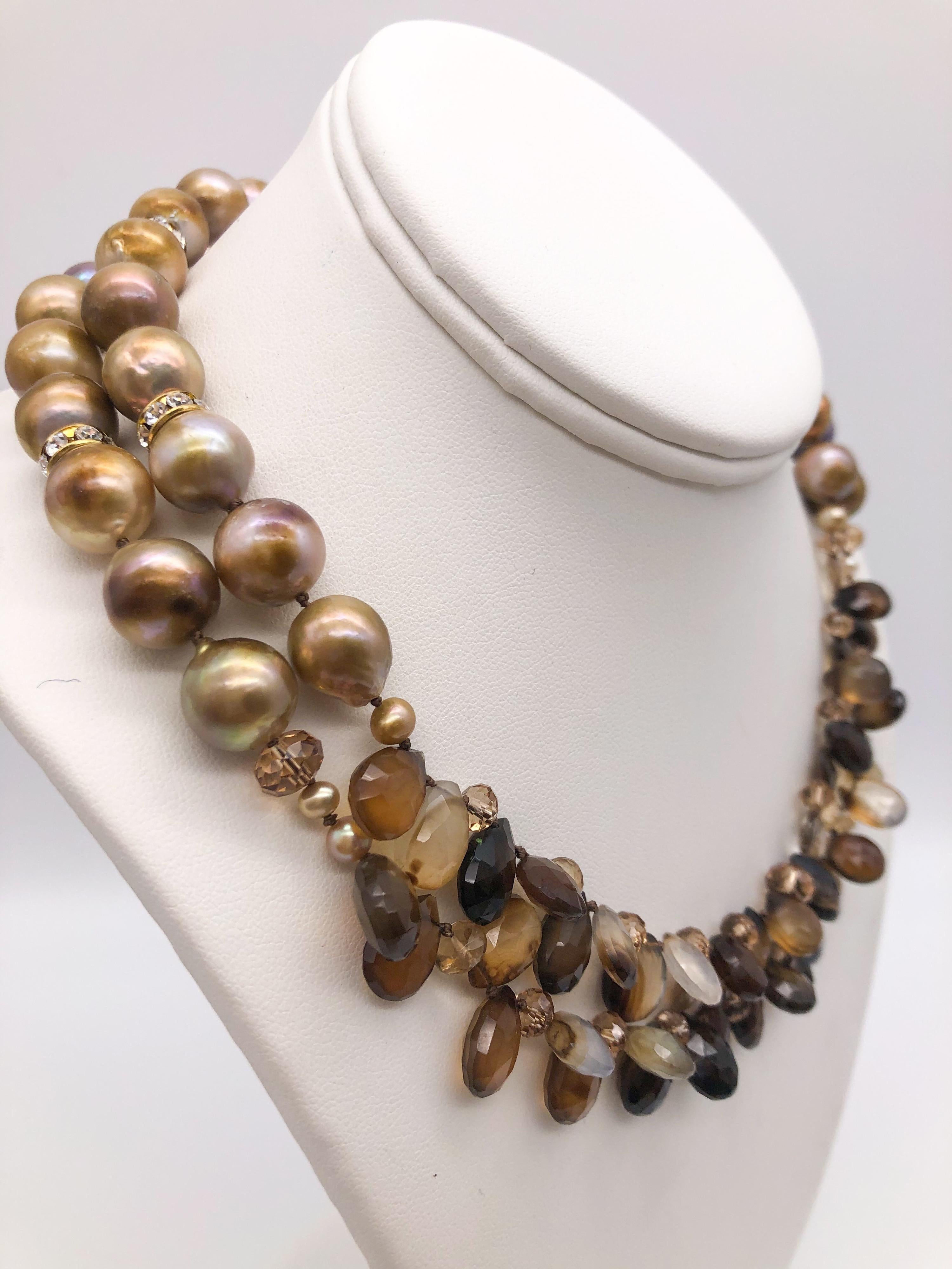 Unique en son genre
Des perles en forme de goutte d'eau en Sardonyx facetté translucide sont au centre de deux rangs de perles dorées de 12 mm. Le fermoir est une boîte en vermeil sur laquelle est monté un cristal Swarovski.
Soie nouée à la