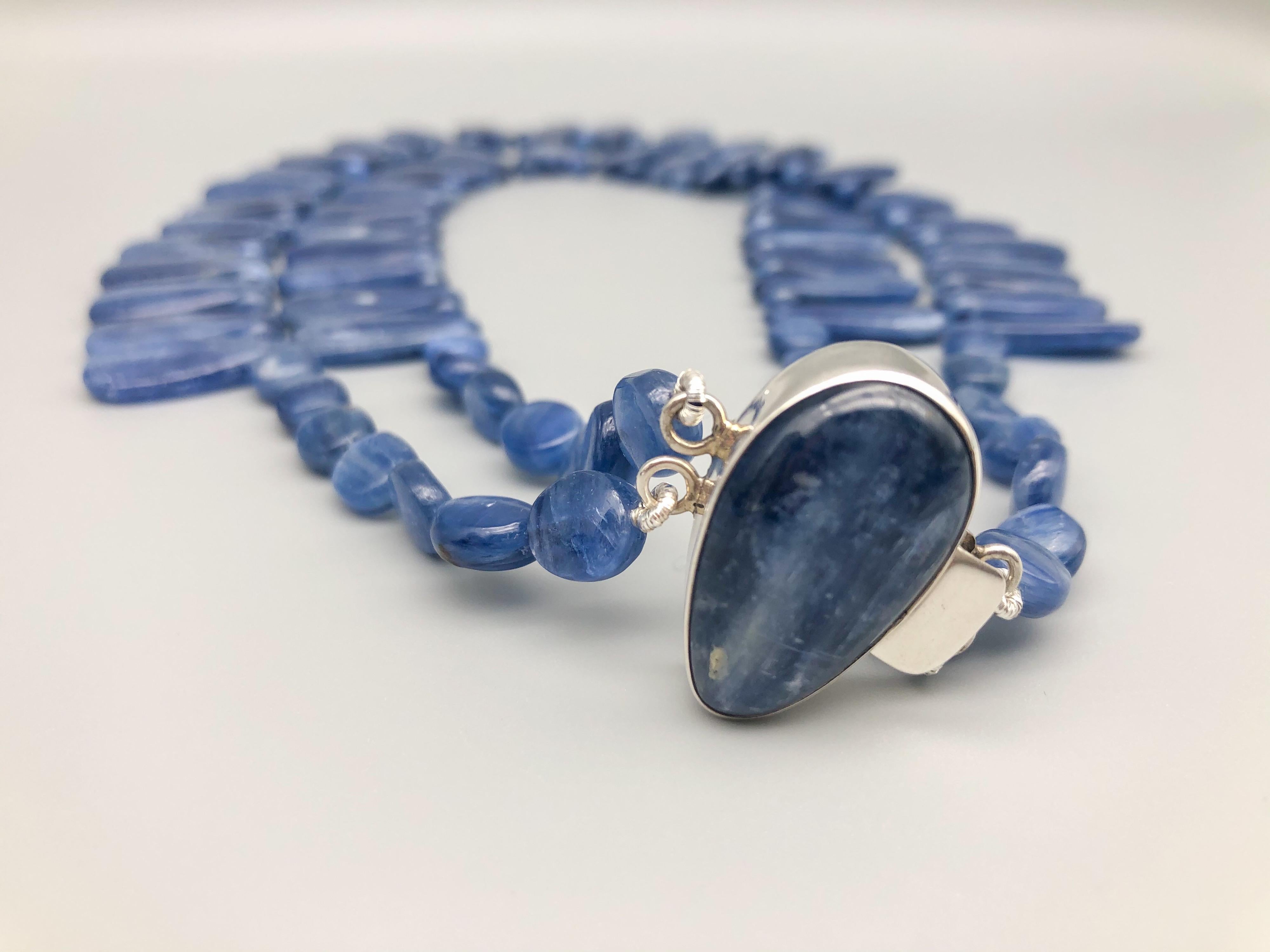 A.Jeschel Ein wahres blaues Kyanit 2-strangige Halskette. (Gemischter Schliff) im Angebot