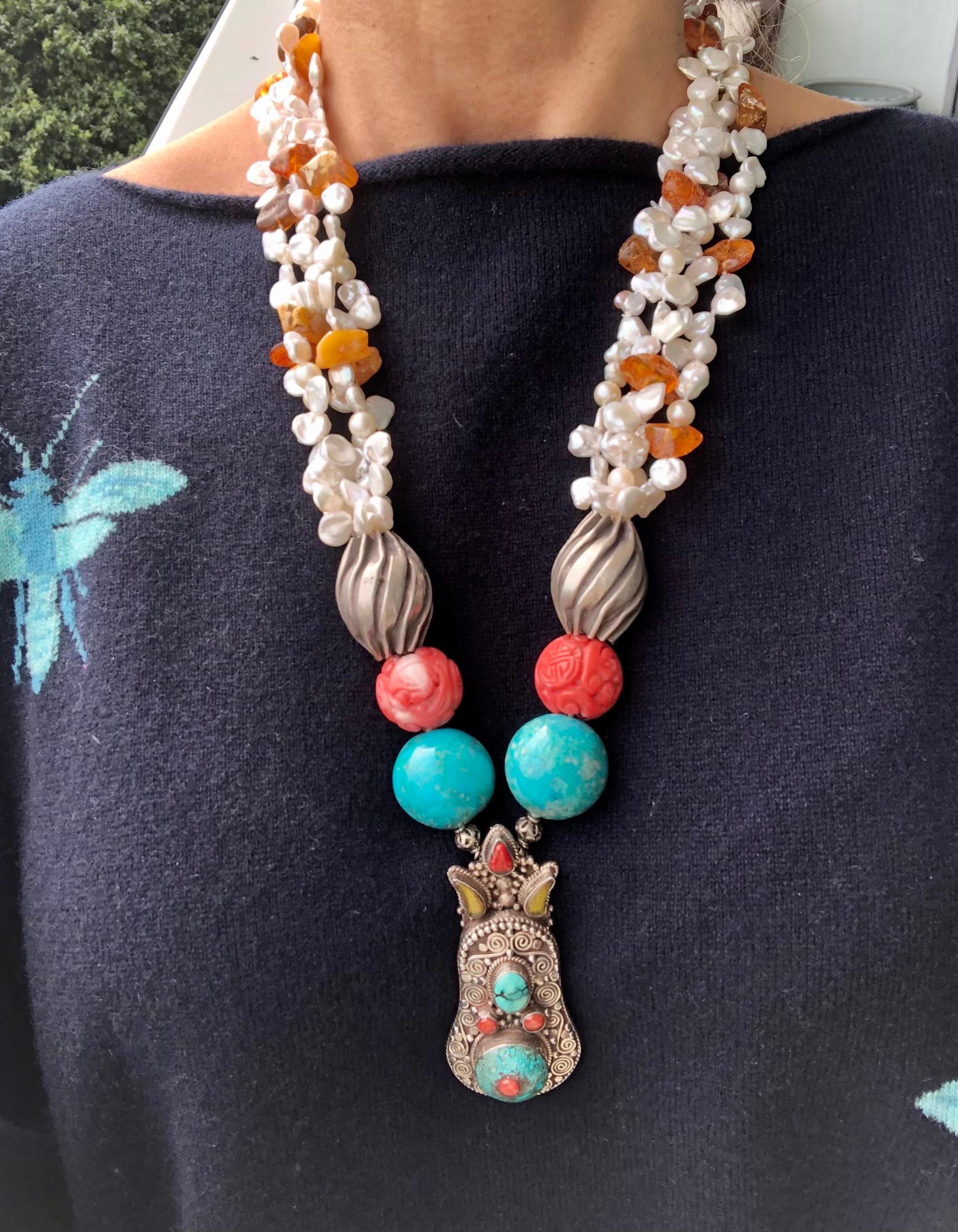 Einzigartig

Begeben Sie sich auf eine Reise um die Welt mit dieser atemberaubenden Halskette, die eine Reihe von exquisiten Elementen aus verschiedenen Ecken der Welt enthält.

Die Reise beginnt in Tibet, wo ein hübscher Silberanhänger mit