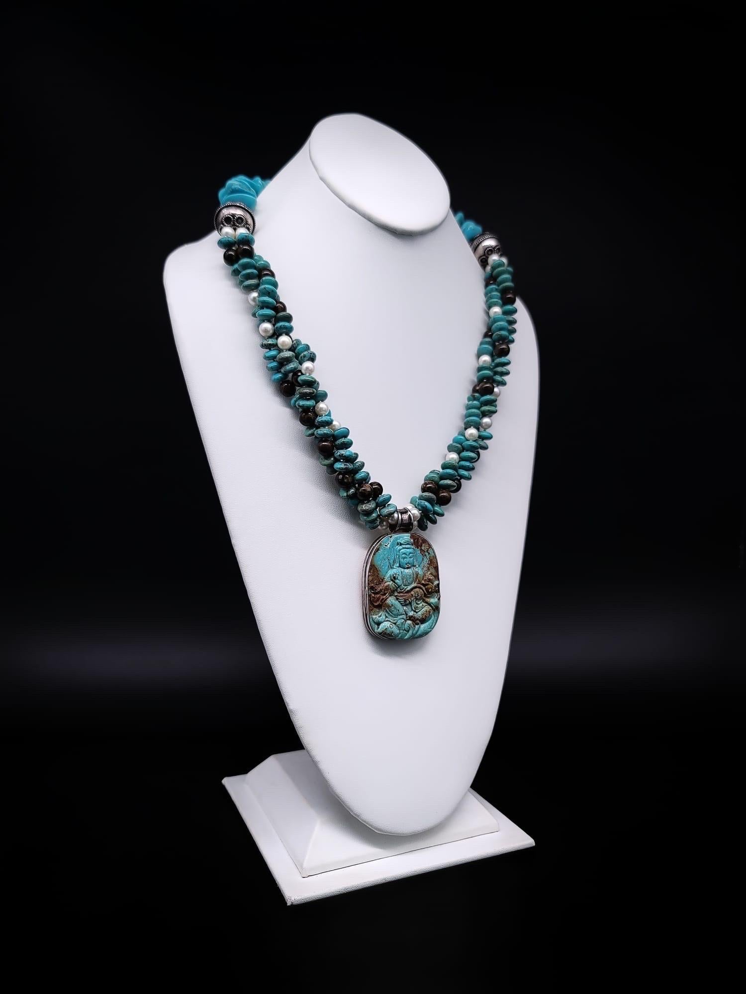 Rehaussez votre style estival avec cet extraordinaire collier à trois brins, un véritable chef-d'œuvre qui mêle harmonieusement des composants du monde entier. L'étonnante combinaison de turquoise, d'opale australienne et de perles d'eau douce de 8