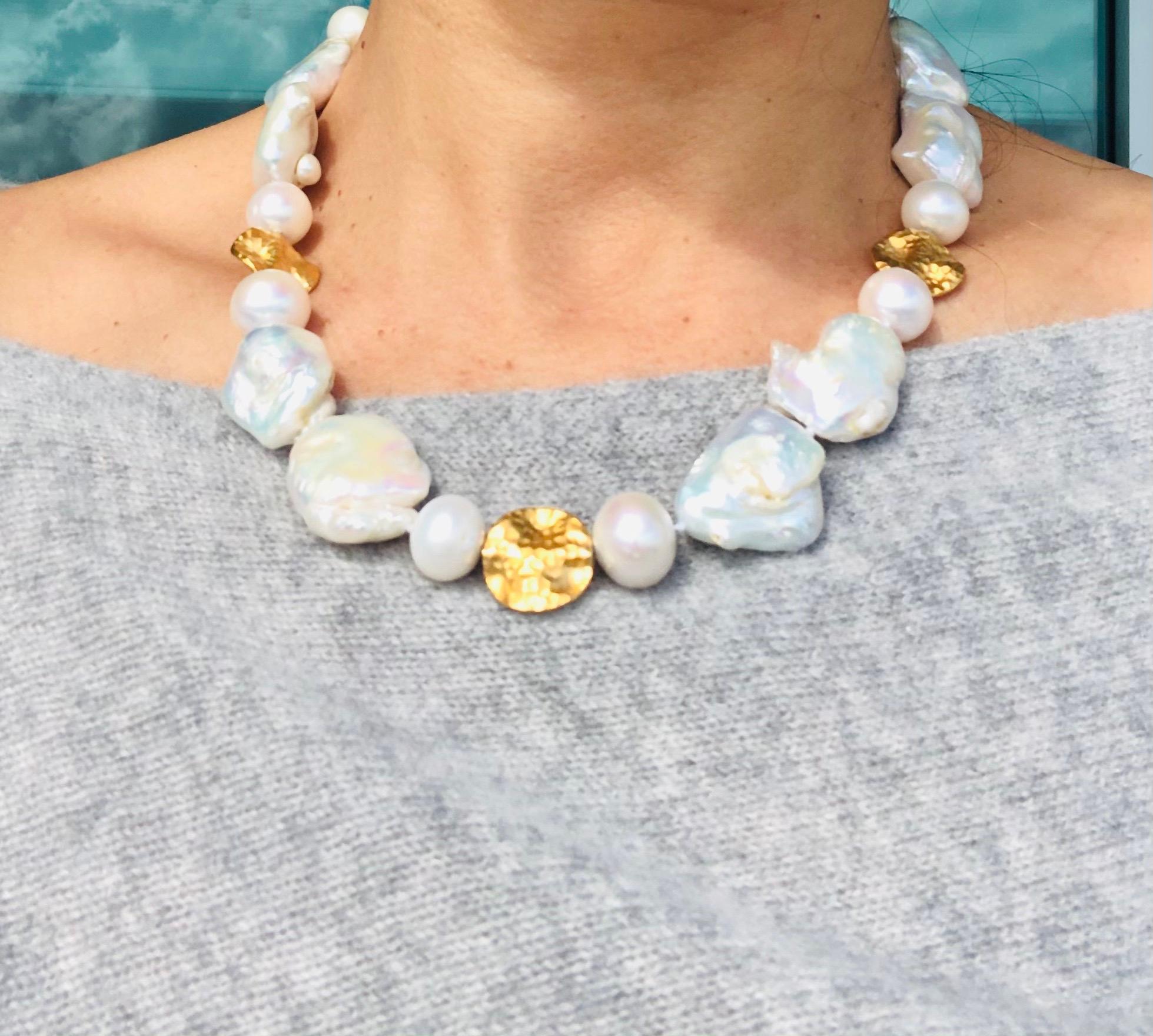 Unique en son genre 
Pas le collier de perles de ta grand-mère.
Un ancien favori transformé en un classique moderne. Des perles de monnaie baroques magnifiquement lustrées mélangées à des perles rondes de 12 mm interrompues par des intercalaires en