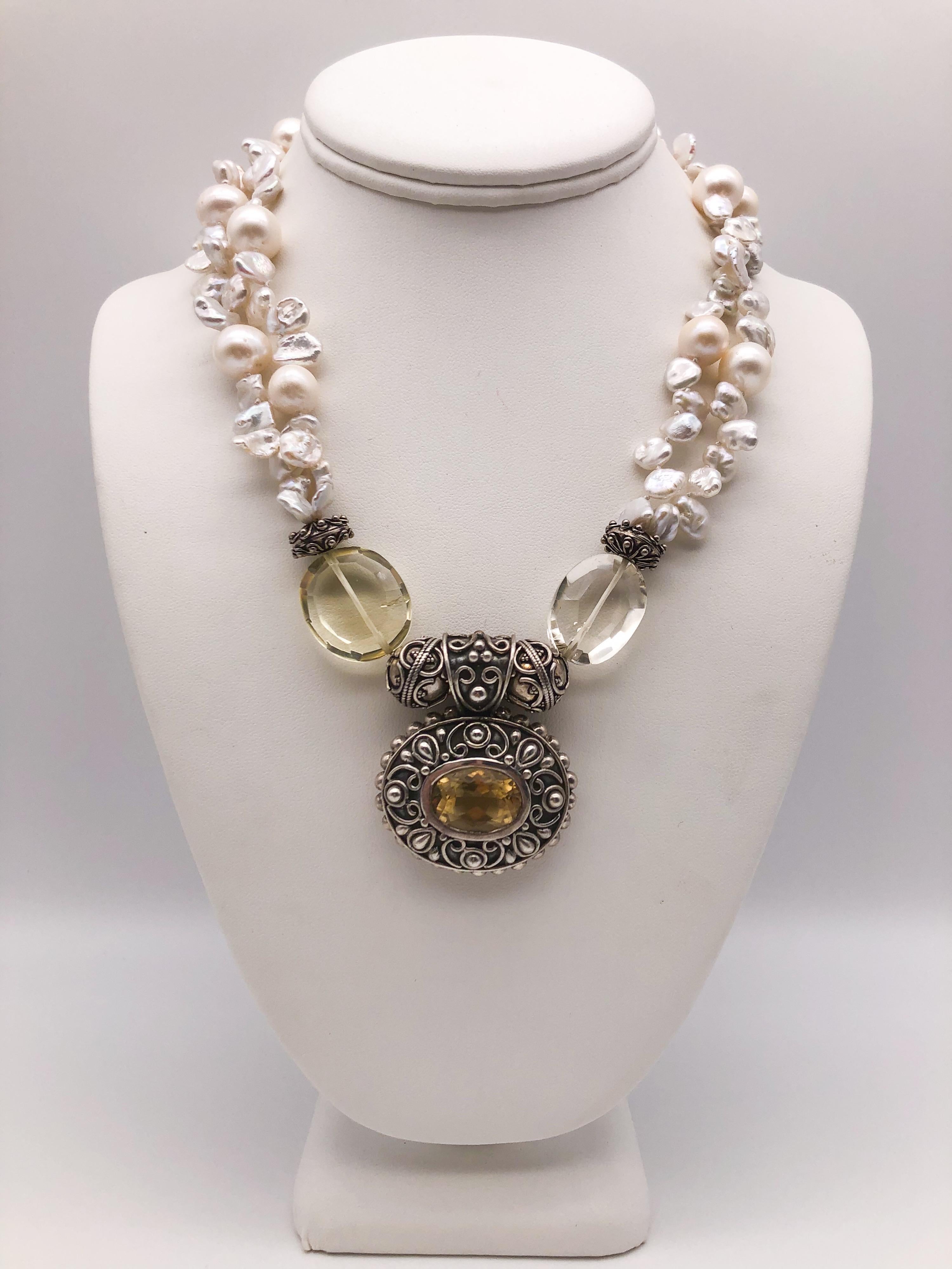 Contemporain A.Jeschel Collier à pendentif filigrane en citrine audacieuse et perles d'eau douce  en vente