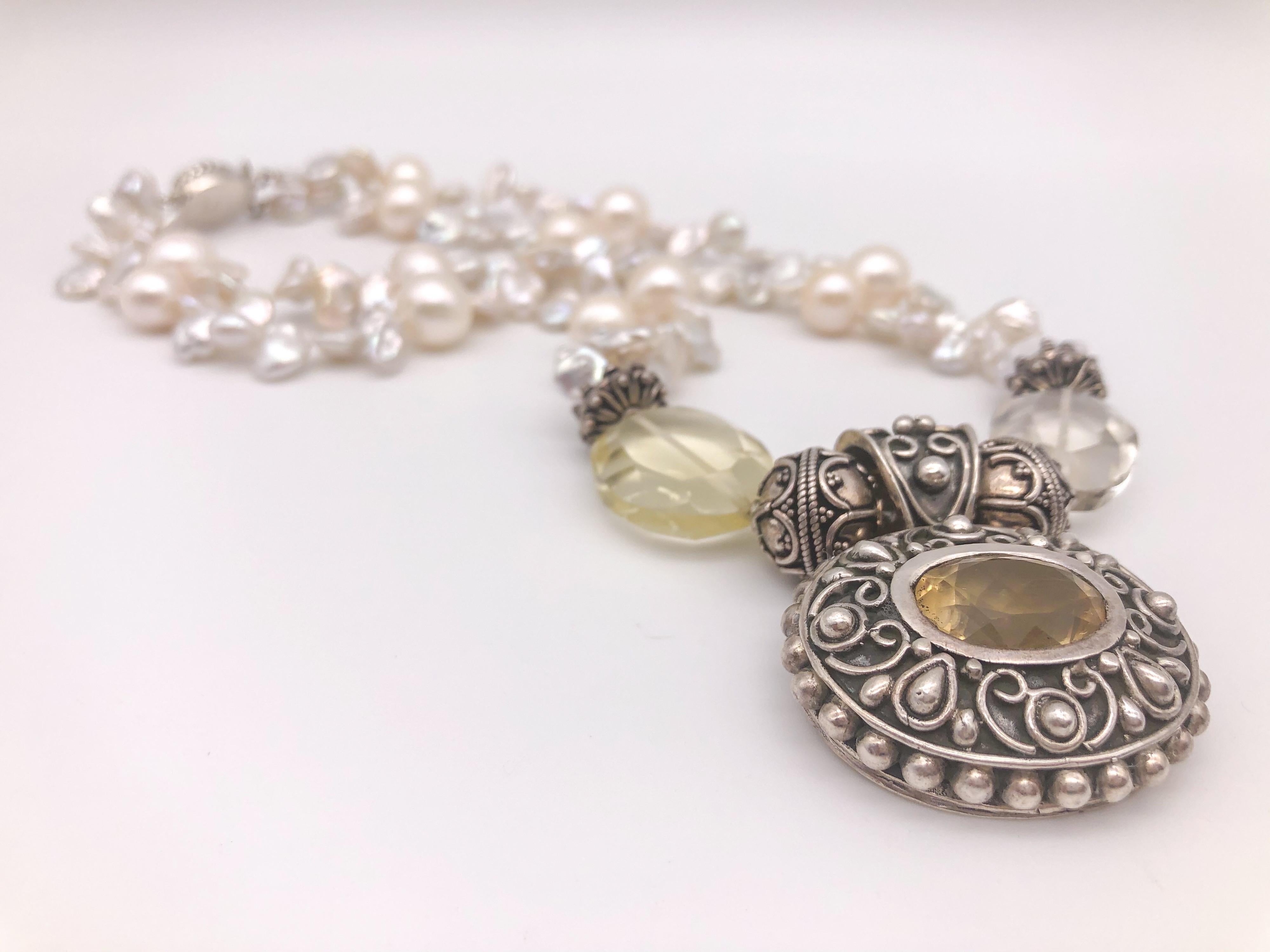 Taille mixte A.Jeschel Collier à pendentif filigrane en citrine audacieuse et perles d'eau douce  en vente